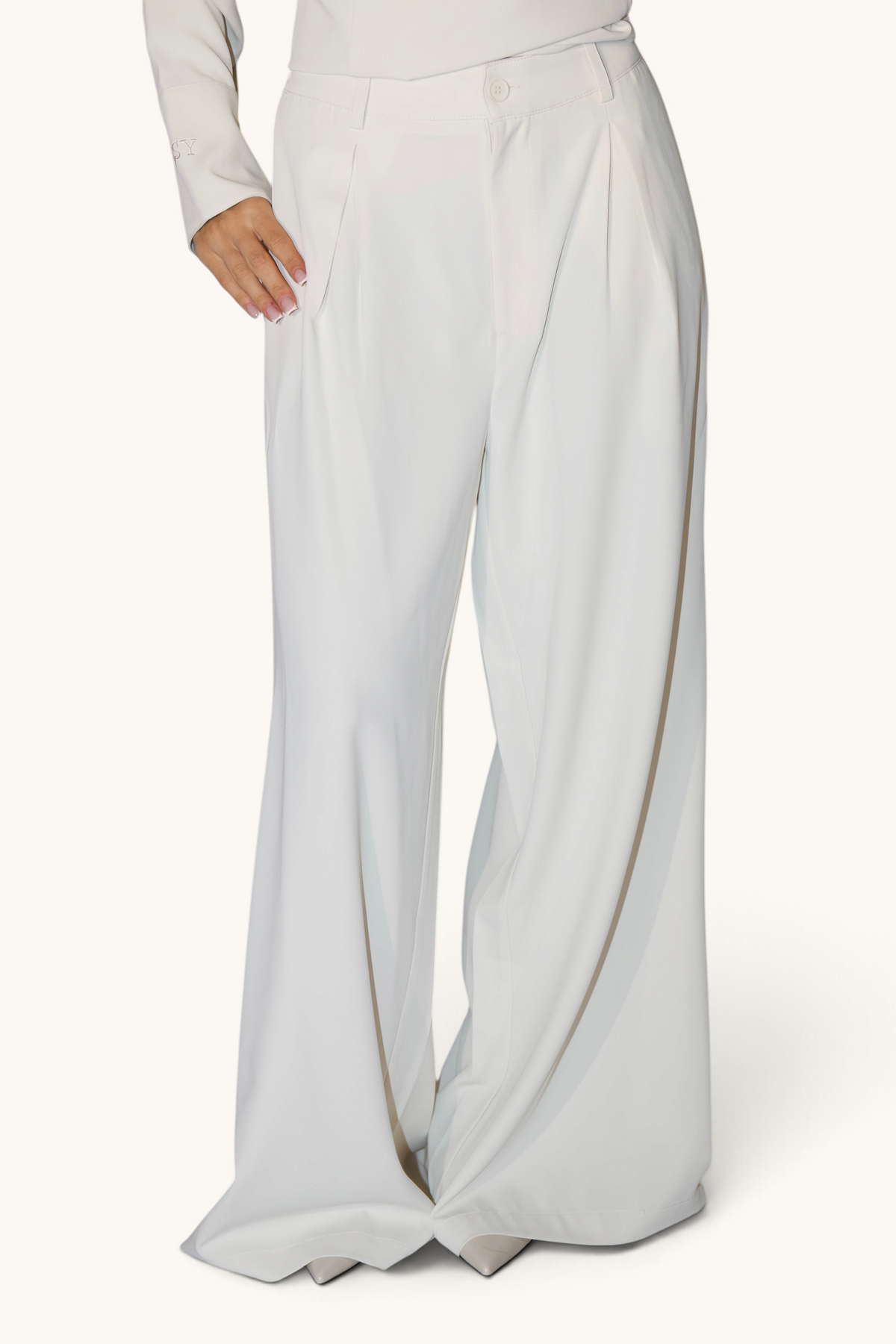 LOSYANA zweiteiliges Set in Creme mit weit geschnittener Hose und elegantem Oberteil