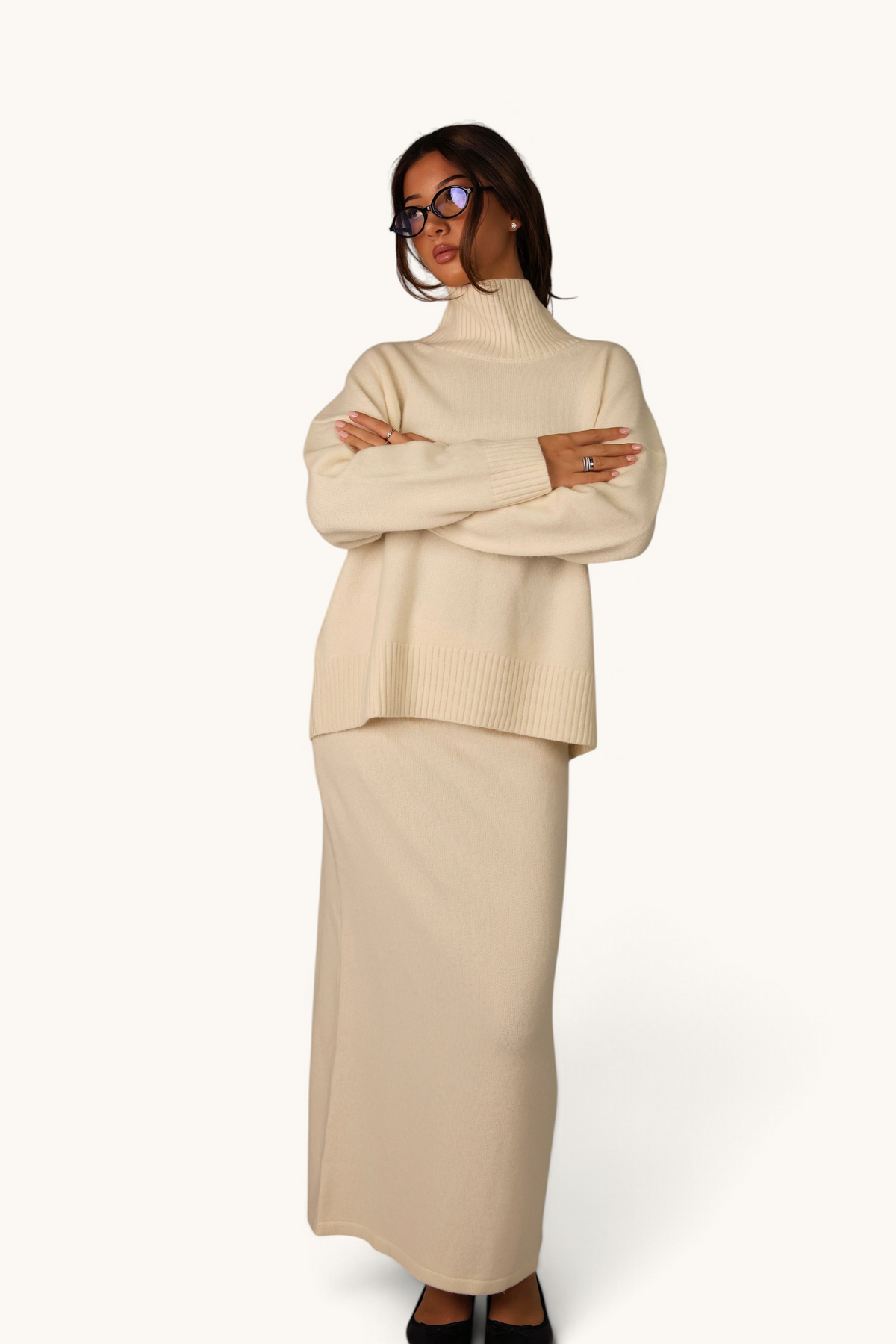 LOSYANA Wollrock in Creme aus 100% Wolle mit elastischem Bund, getragen von einem Model mit passendem Pullover