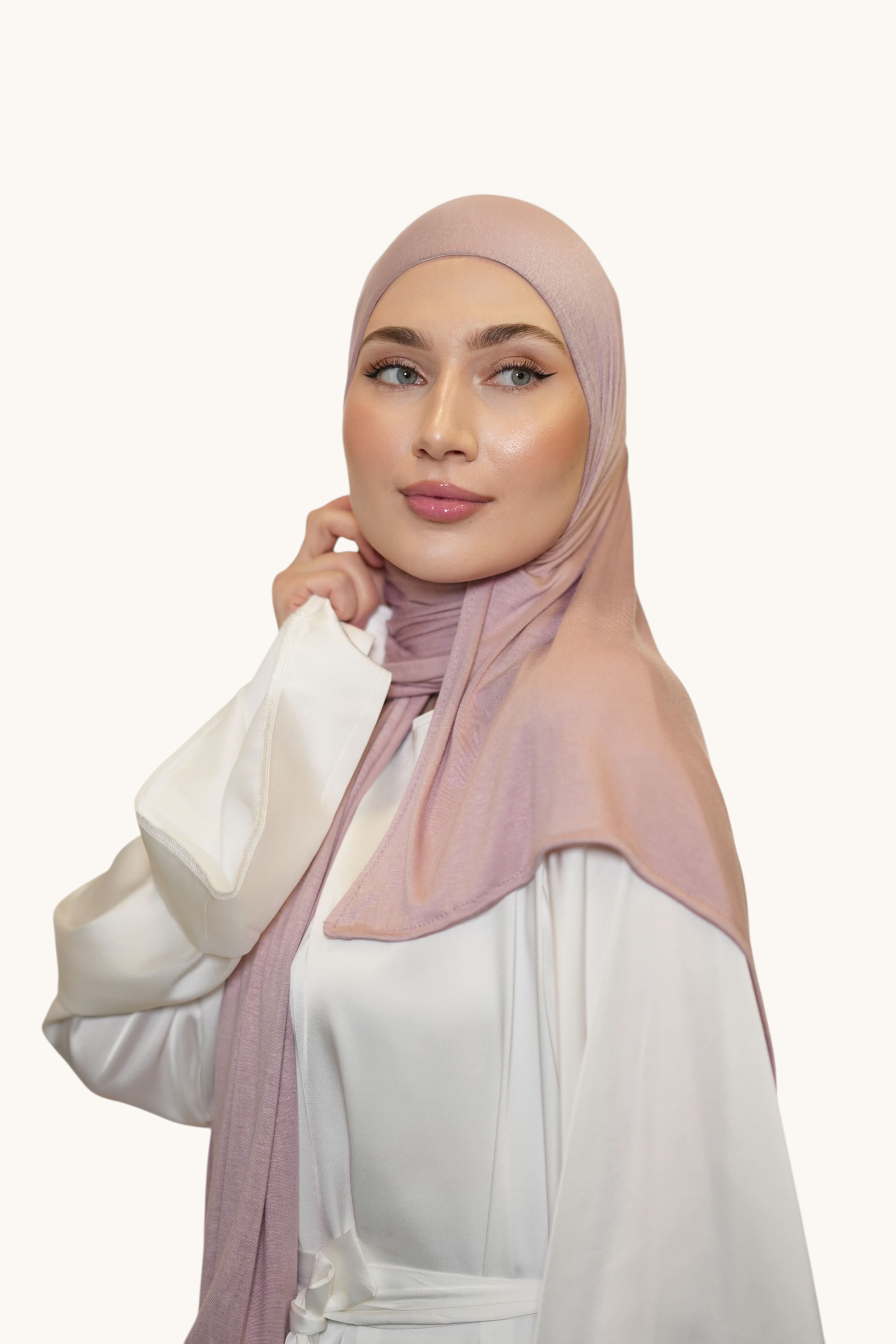 Hübscher rosa Vela Jersey Hijab von Losyana.Shop, weiche Stoffqualität und stilvoller Kopftuch-Look, auf einem weißen Hintergrund.