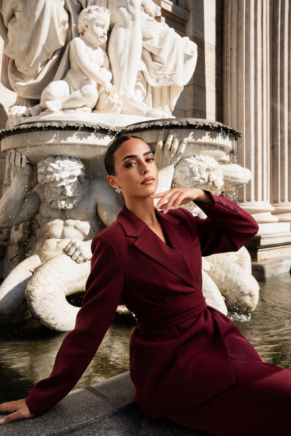 Burgundrote Losyana.Shop Blazer mit Gürtel, elegante Jacke aus hochwertigem Stoff, auf einem Model getragen