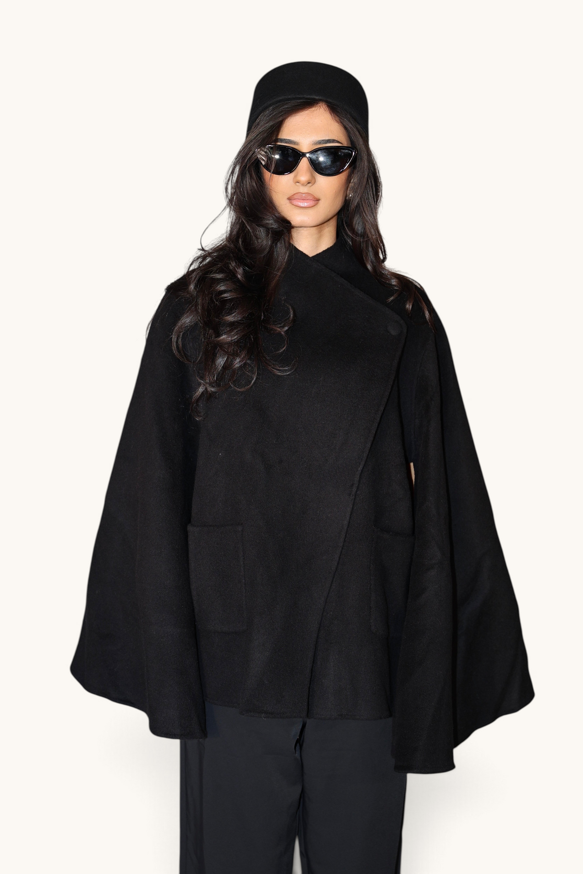 Schwarze Wollcape-Jacke von LOSYANA, stilvolle und warme Damenjacke mit elegantem Schnitt, sichtbar auf dem Produktbild.
