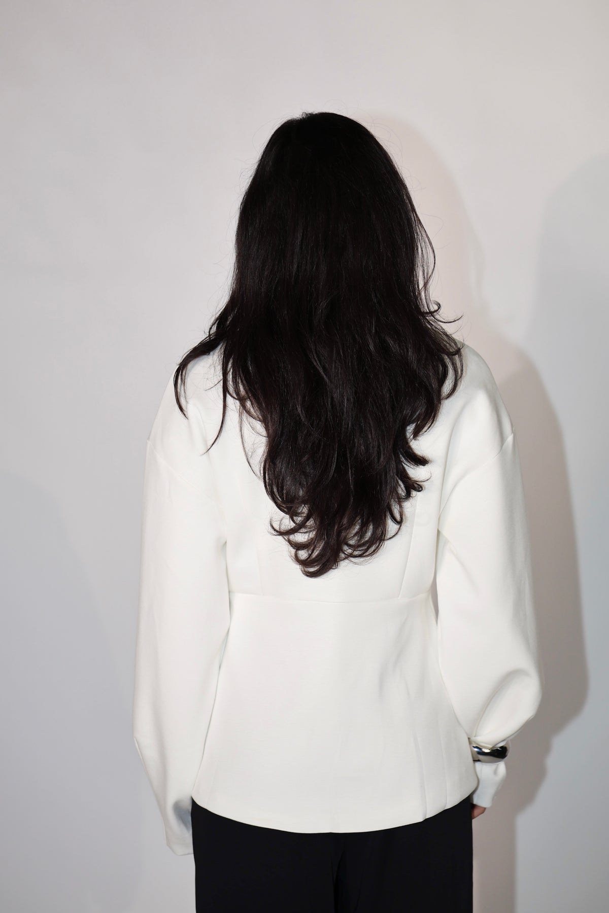 Weißer, weicher Blazer von Losyana.Shop, elegantes Oberteil mit feiner Passform und hochwertigem Stoff, Nahaufnahme des Stoffes und Schnitts