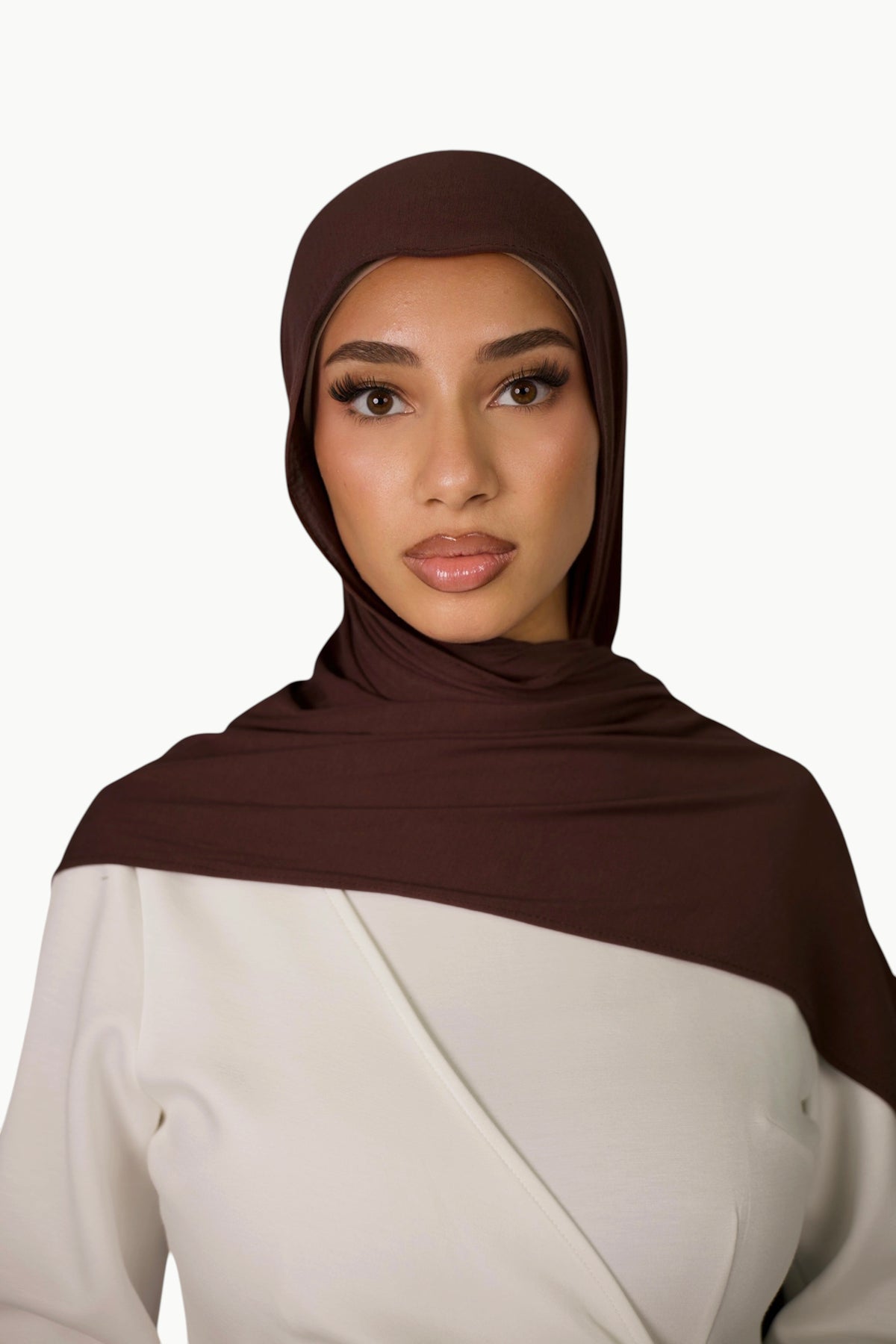 Breeze Jersey Espresso Hijab von Losyana.Shop aus weichem Jersey-Stoff, in dunkler Espresso-Farbe, getragen und drapiert.