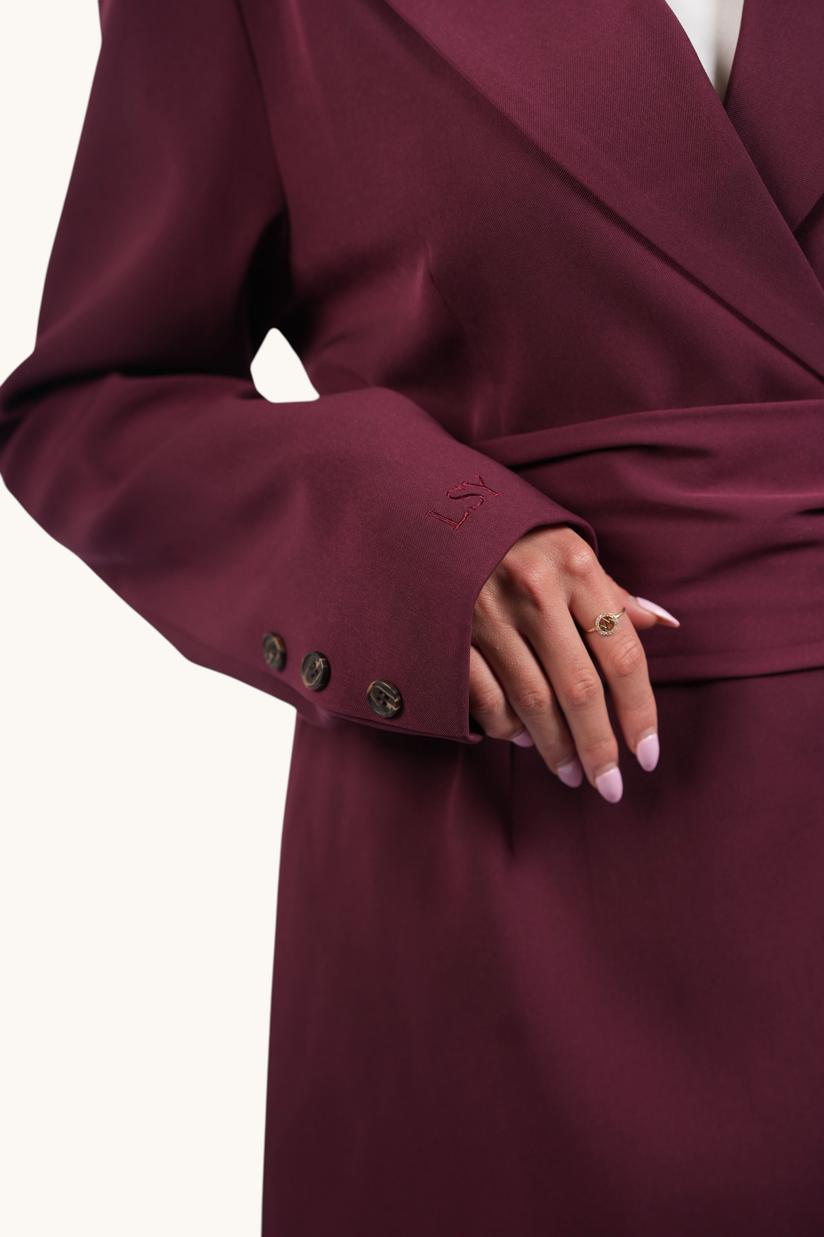 Burgunderrote Losyana.Shop Blazer mit Gürtel, elegante Jacke aus hochwertigem Stoff, detaillierte Passform sichtbar.