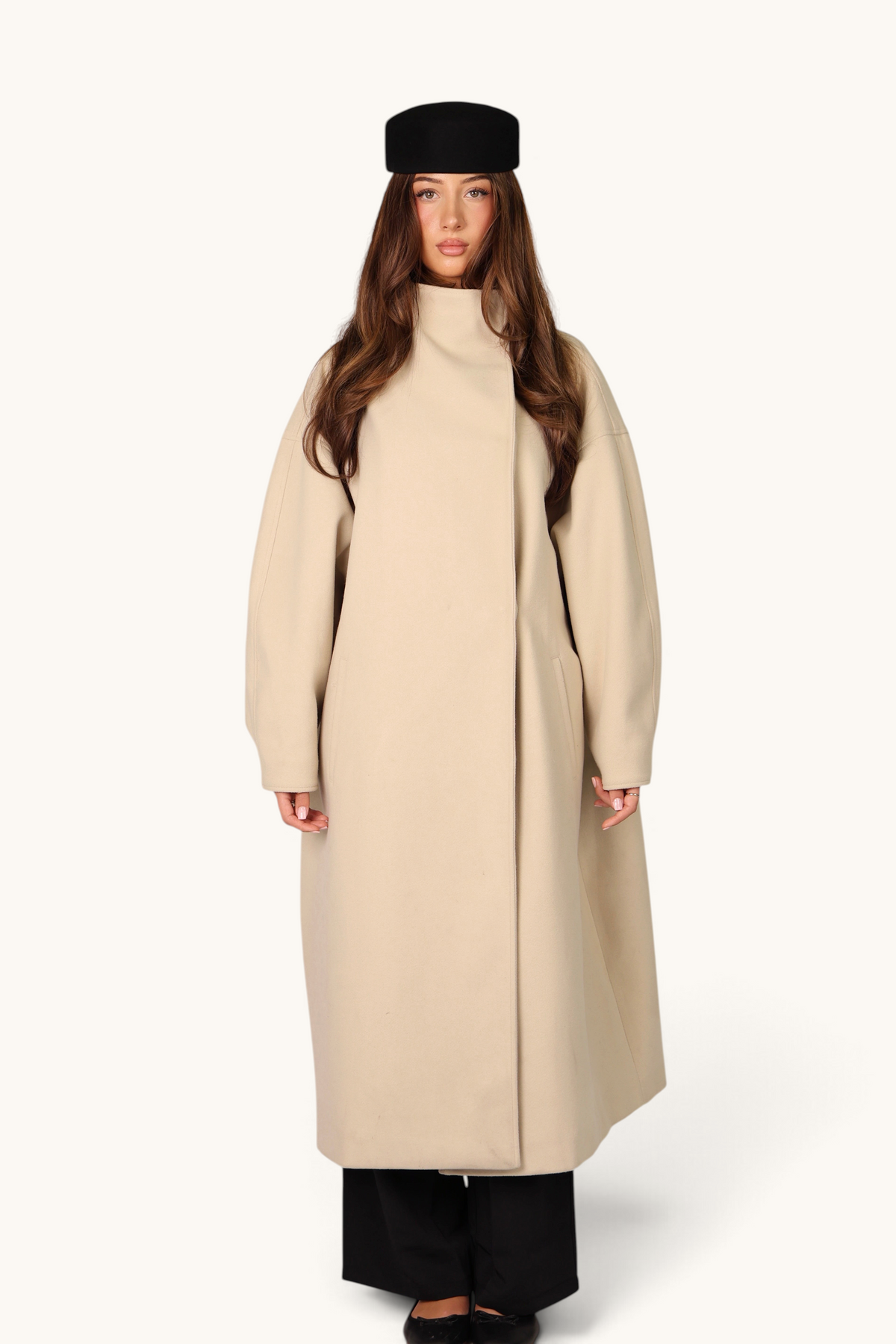 Großer Khaki-Mantel von LOSYANA, weite Passform, mit Reißverschluss und großen Taschen, ideal für kühle Tage.