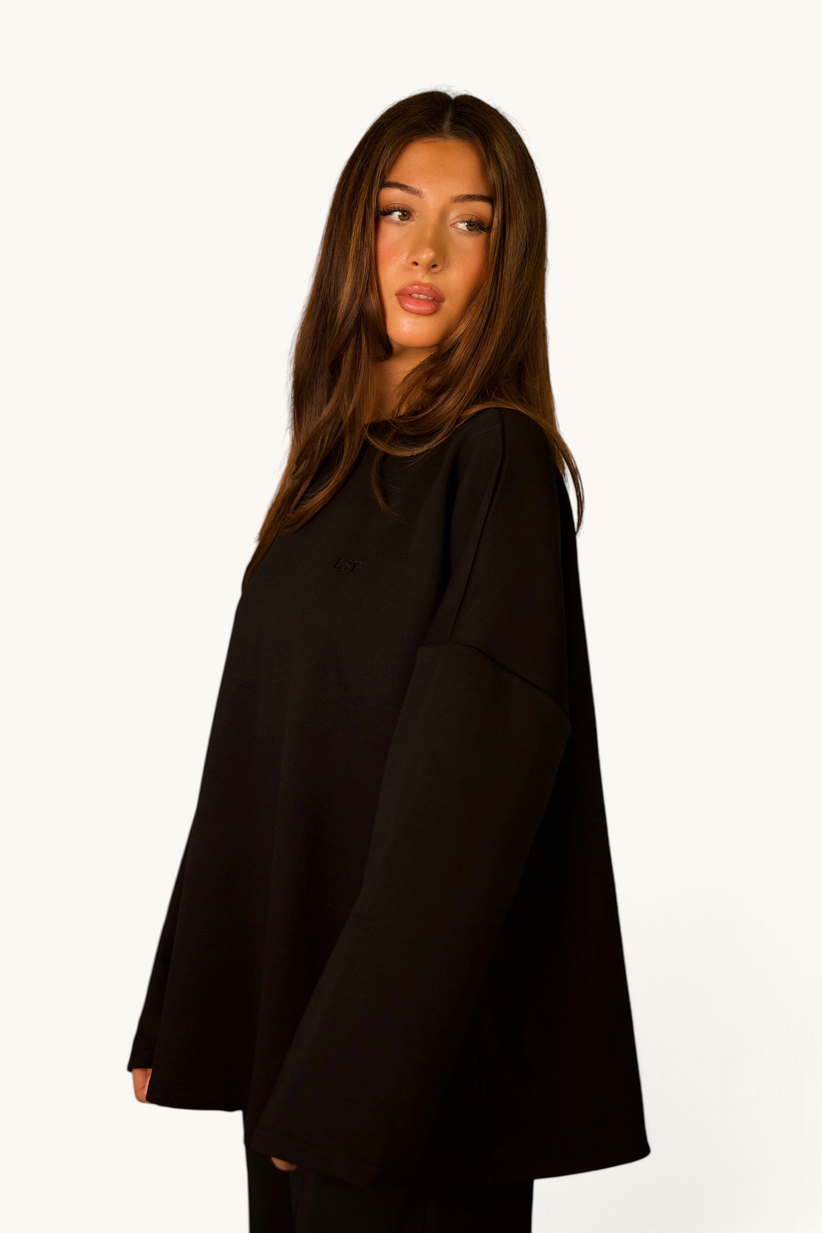 LOSYANA LSY Langarmshirt in Schwarz aus weicher Baumwolle mit lockerem Schnitt an einem Model