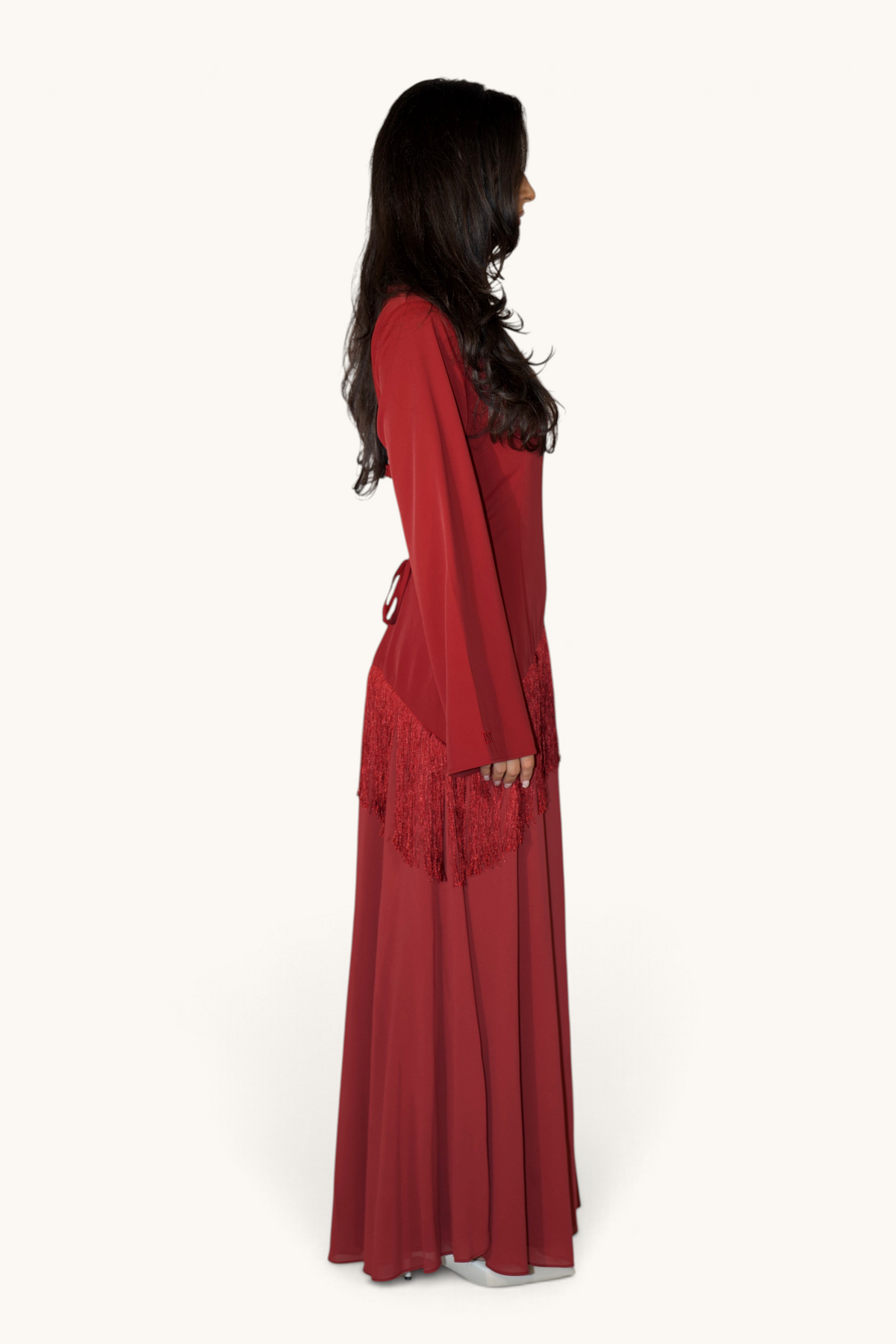 Bordeauxfarbenes Corset Kleid mit Fransen von LOSYANA, eng anliegend und stilvoll, auf dem Model getragen.
