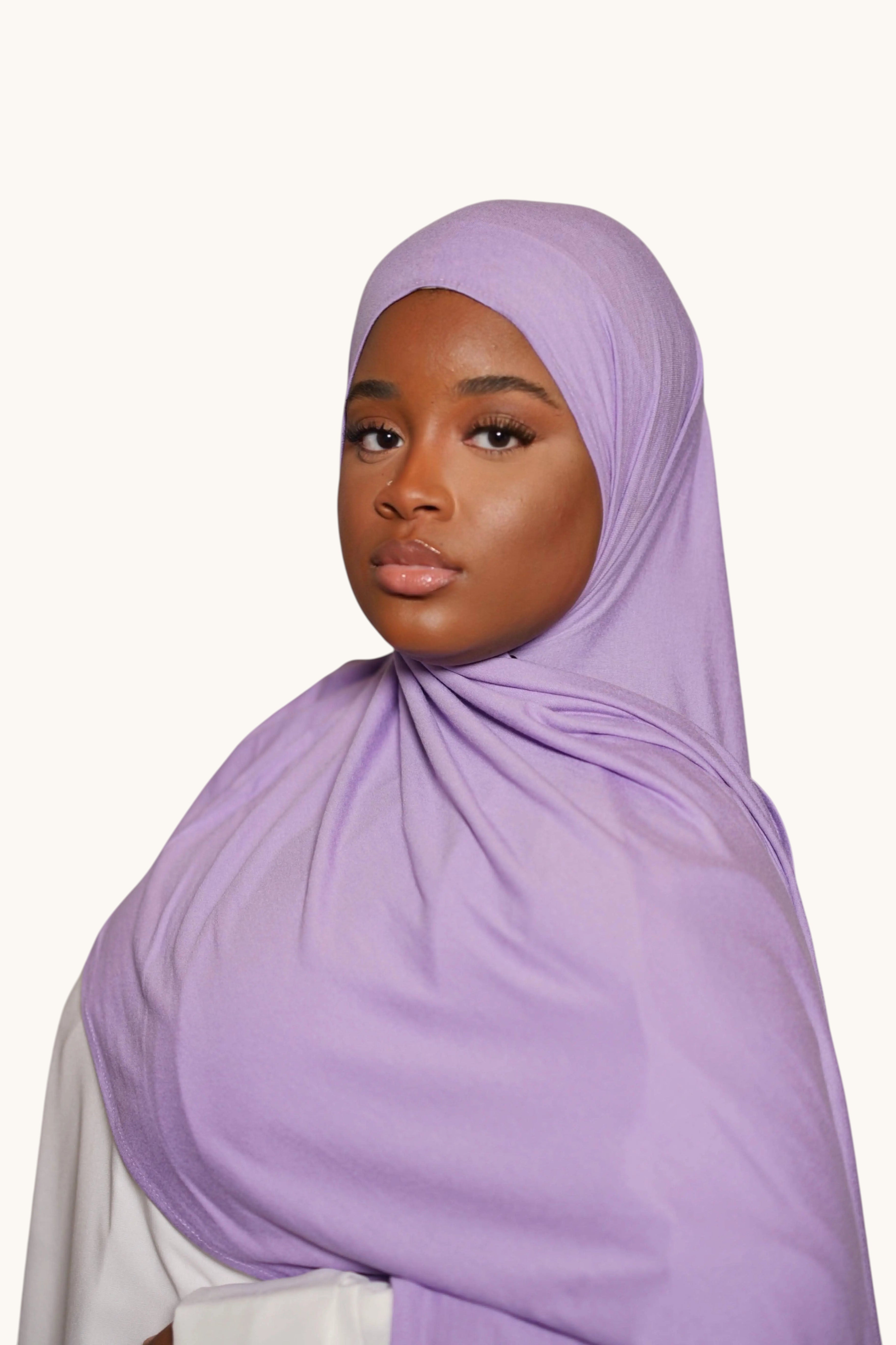 Weiß-lila Jersey von Losyana.Shop, weich und bequem, mit pastellfarbenem Nude- und Purpurtone, ideal für lässige Outfits.