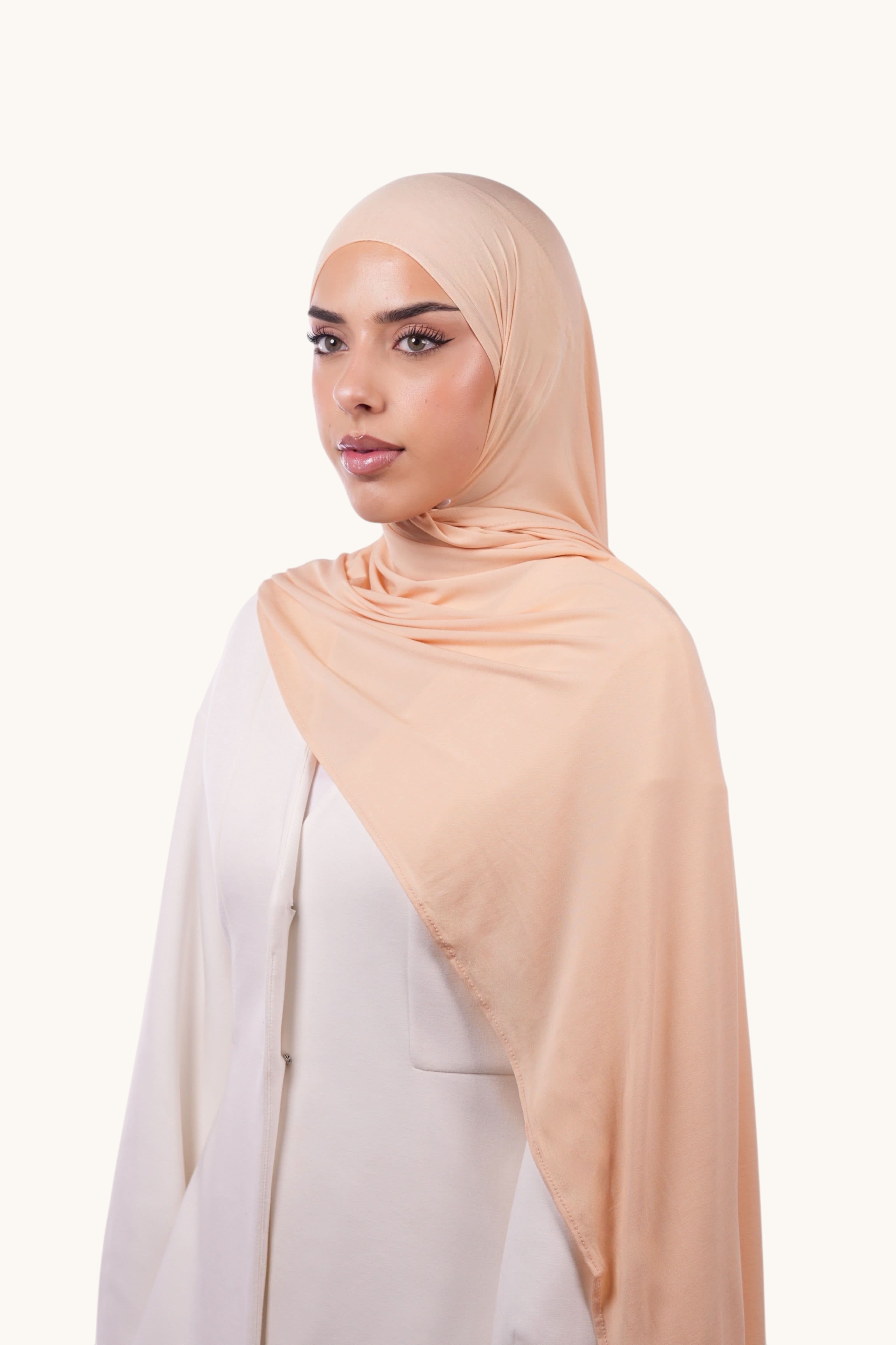 Himbeerfarbener Vela Jersey Hijab von Losyana.Shop, weiches und bequemes Kopftuch aus Jerseystoff.