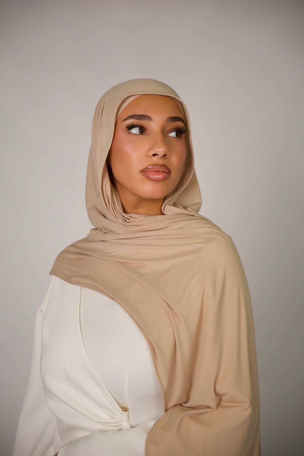 LOSYANA Breeze Jersey Hijab in goldenem Beige aus weichem Bambusstoff, getragen von einem Model.