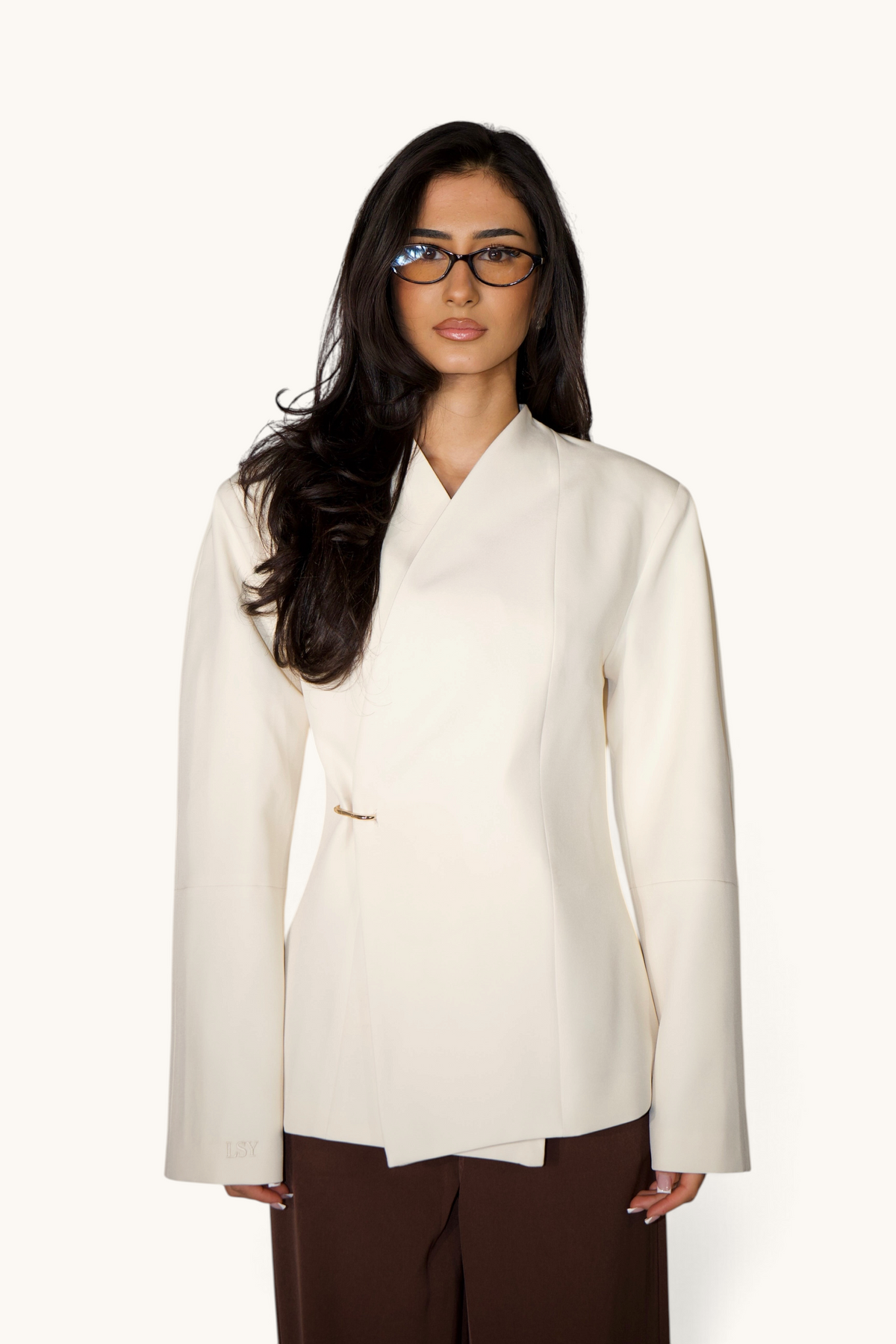 Elegante weiße Blazer-Jacke mit Karabinern von LOSYANA, modischer Damenblazer mit stilvollen Details.