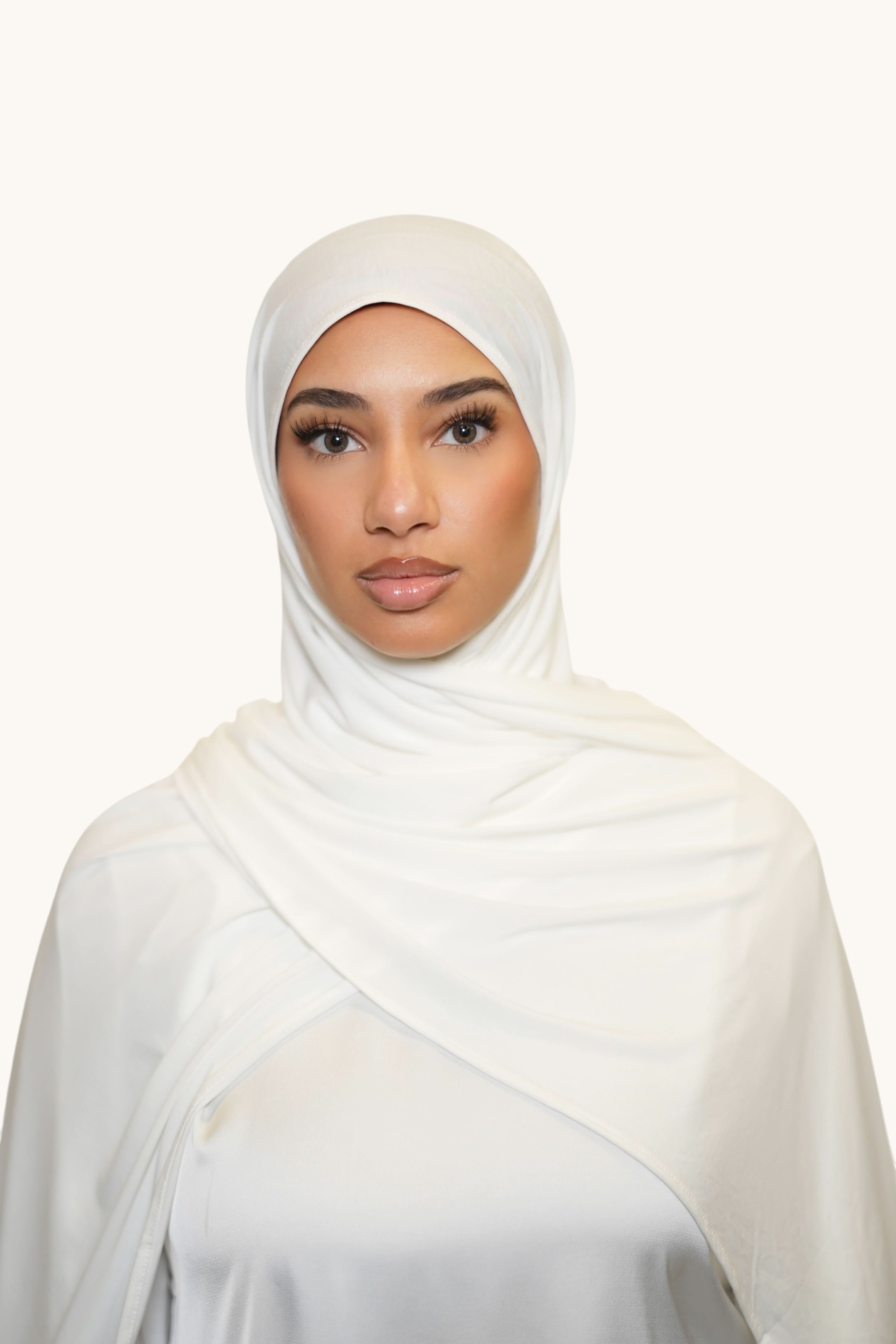 Weißer Vela Jersey Hijab von Losyana.Shop, weiche Stoffqualität, zeigt den lässigen Hijab-Stil, fließend und bequem.