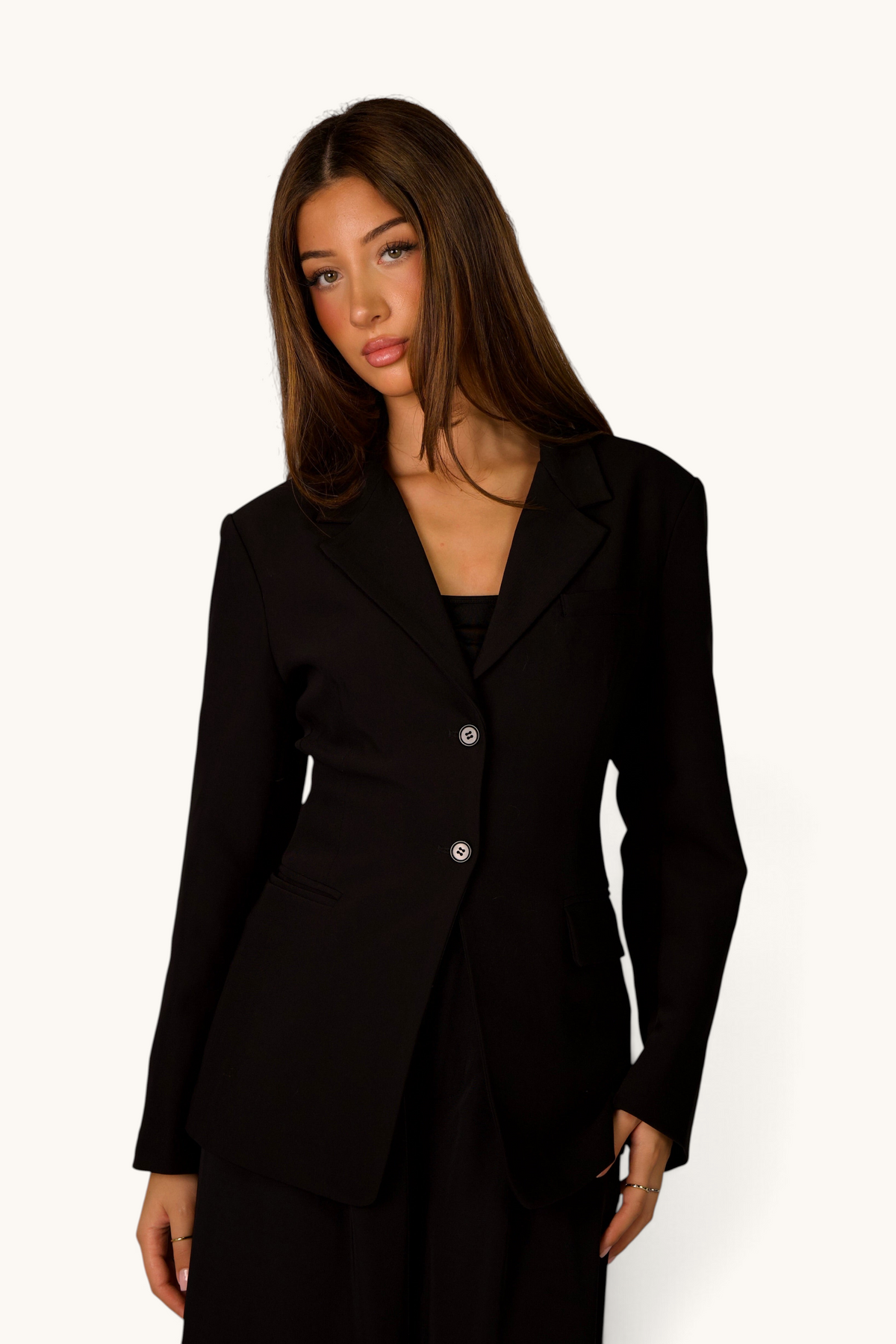 LOSYANA taillierter schwarzer Blazer mit doppeltem Knopfverschluss und moderner Passform an einem Model
