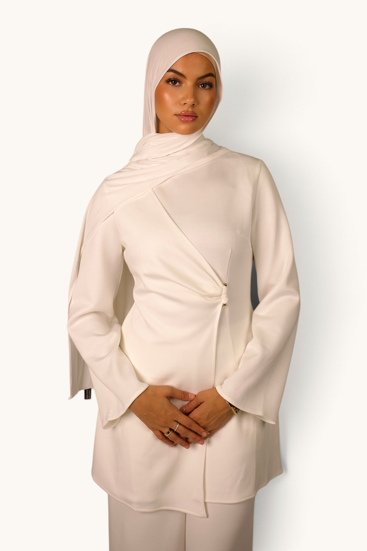 LOSYANA Valencia Zweiteiler in Creme Weiß mit tailliertem Oberteil, Raffung, Gold-Detail und passendem Hijab