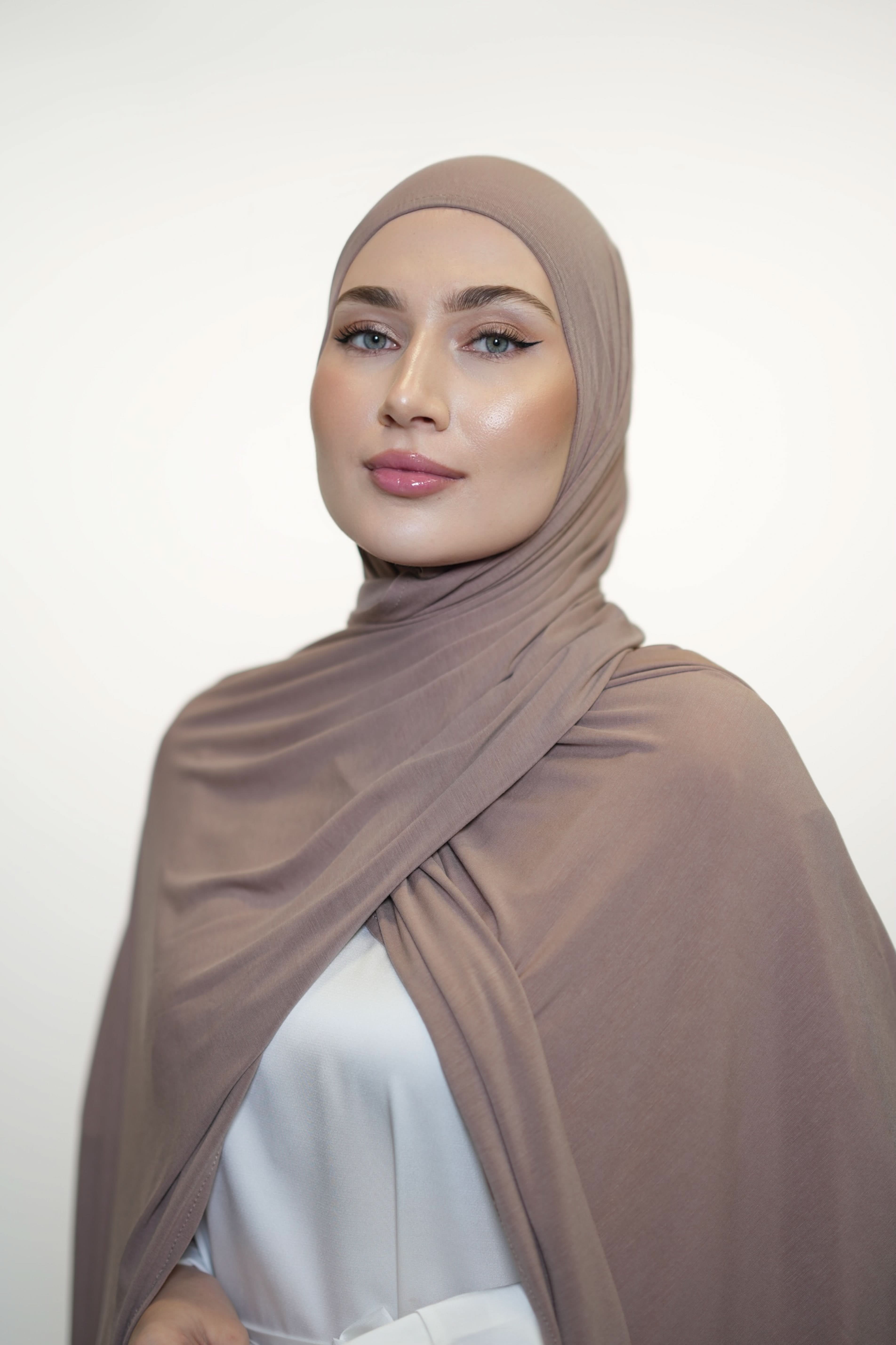 Hijab Vela Jersey in Pilzfarben von Losyana.Shop, weiche Jersey-Textur, bequemes Kopftuch für Damen, stilvoll und angenehm zu tragen