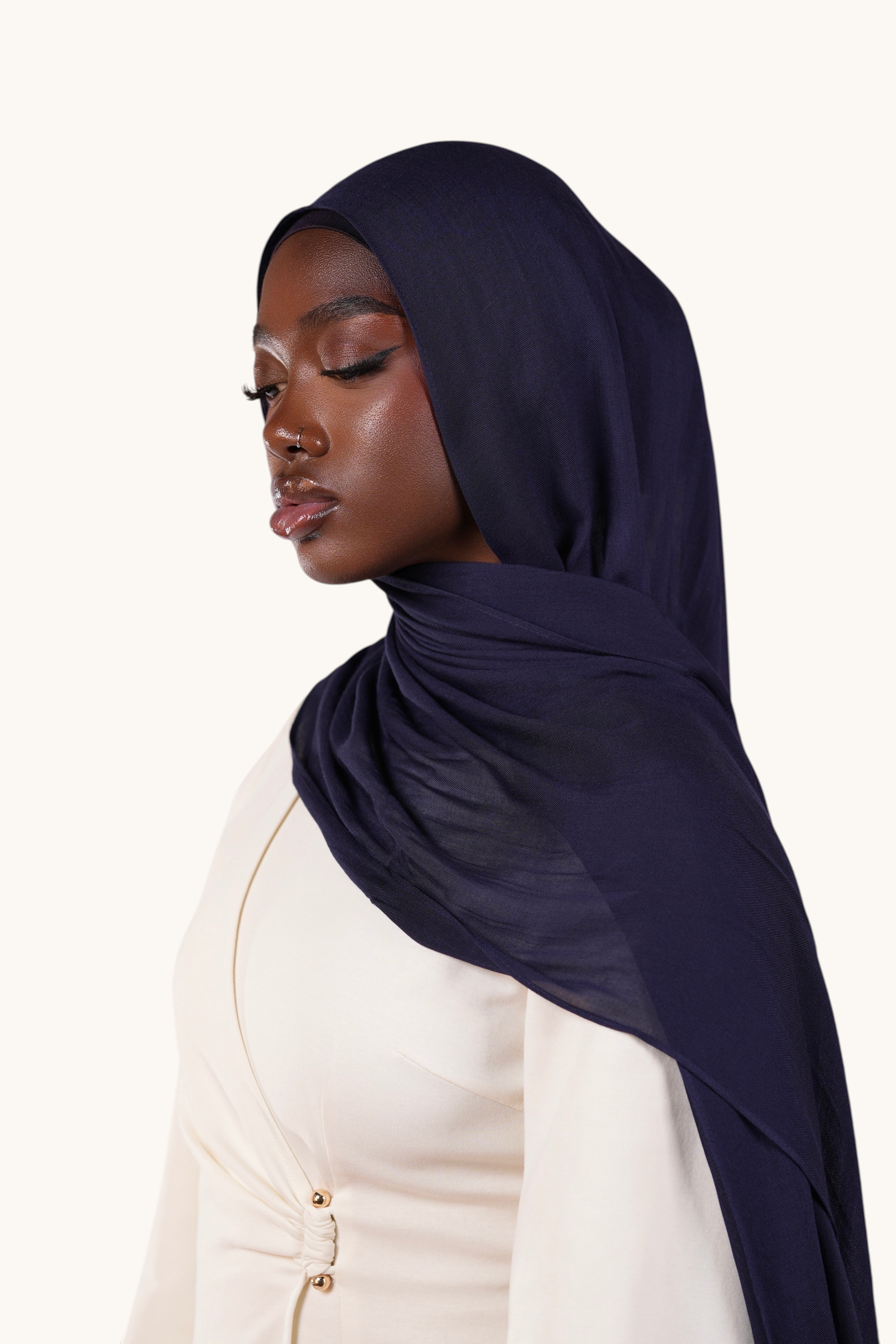 Leichter Modal-Hijab in Navy von LOSYANA, weiches und atmungsaktives Kopftuch aus Modal-Stoff, bequem und stilvoll.