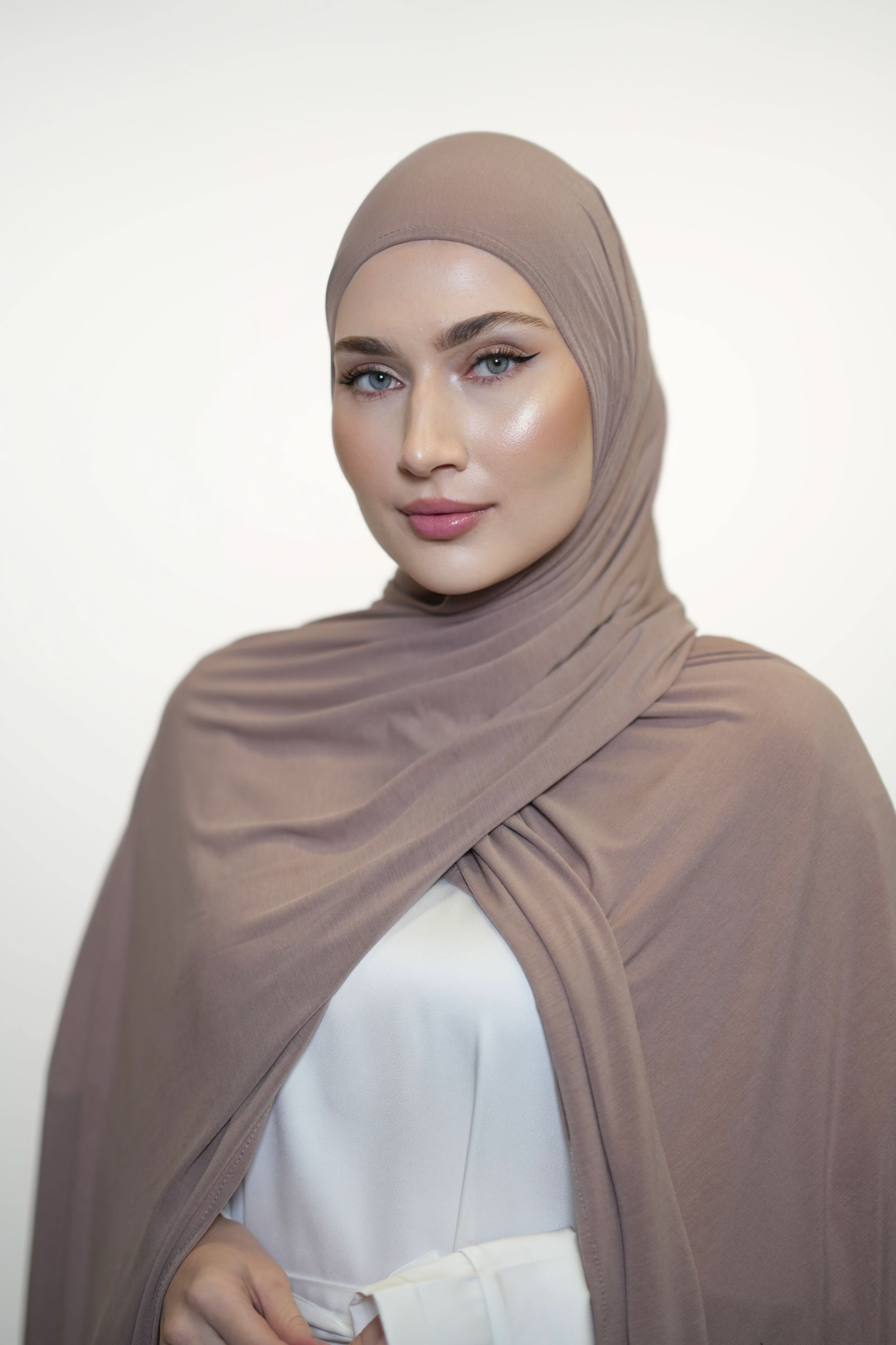 Hijab Vela Jersey in Pilzfarben von Losyana.Shop, weiches Jersey-Material, stilvoller Kopftuch-Style, perfekt für modische Looks