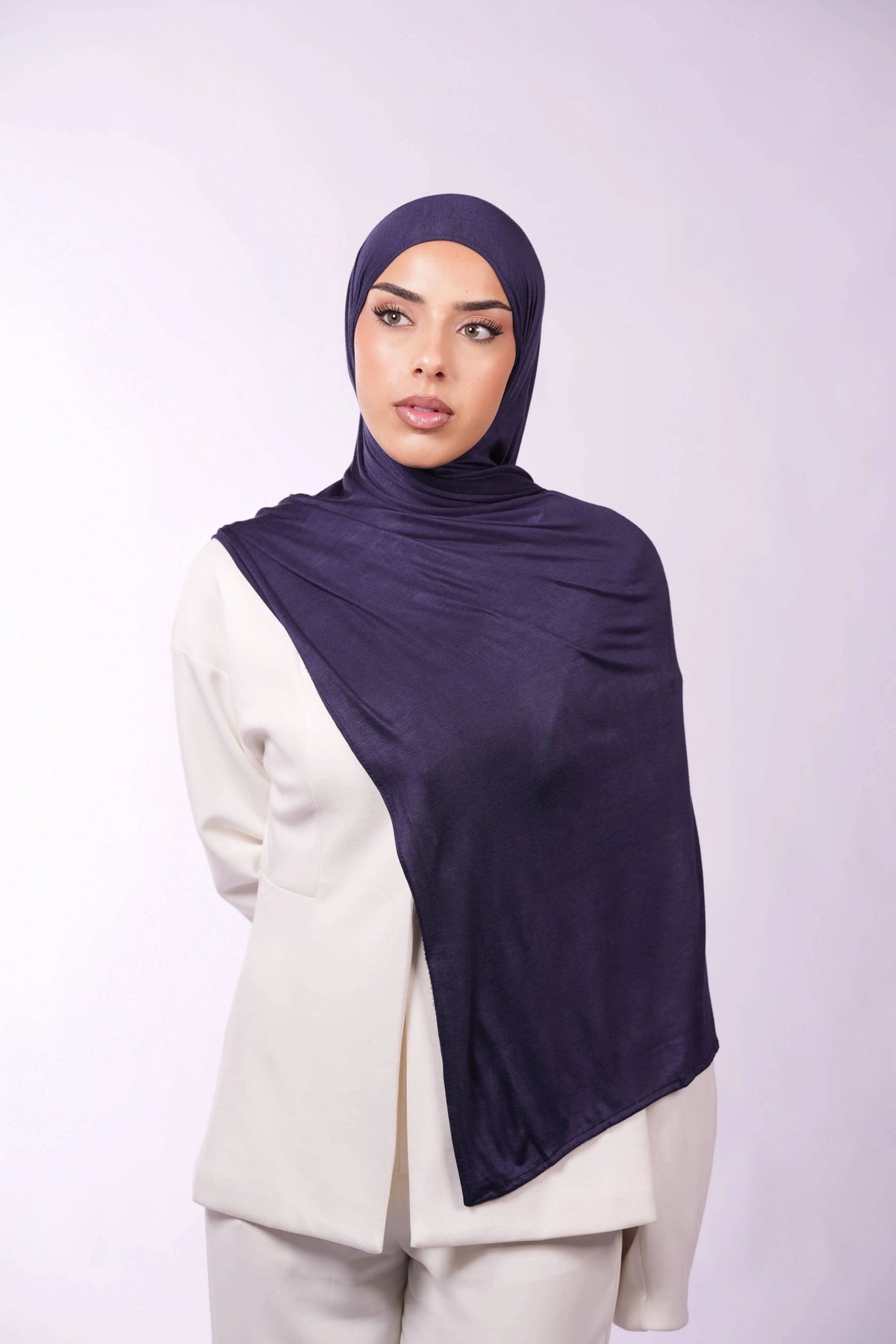 Navy blauer Bambus-Jersey-Hijab von Losyana.Shop, weiches und atmungsaktives Kopftuch aus nachhaltigem Material.