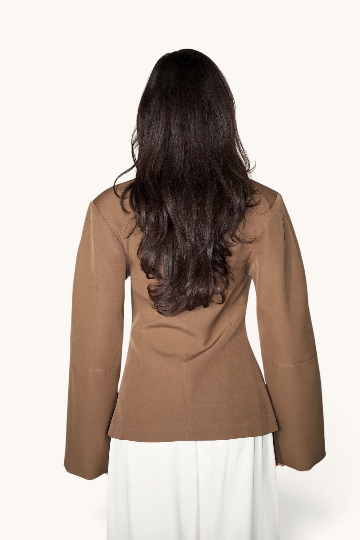 LOSYANA Blazer mit Karabiner in Kakaofarbe, elegante Jacke aus softem Material, mit stylischen Details und modernen Schnitt.