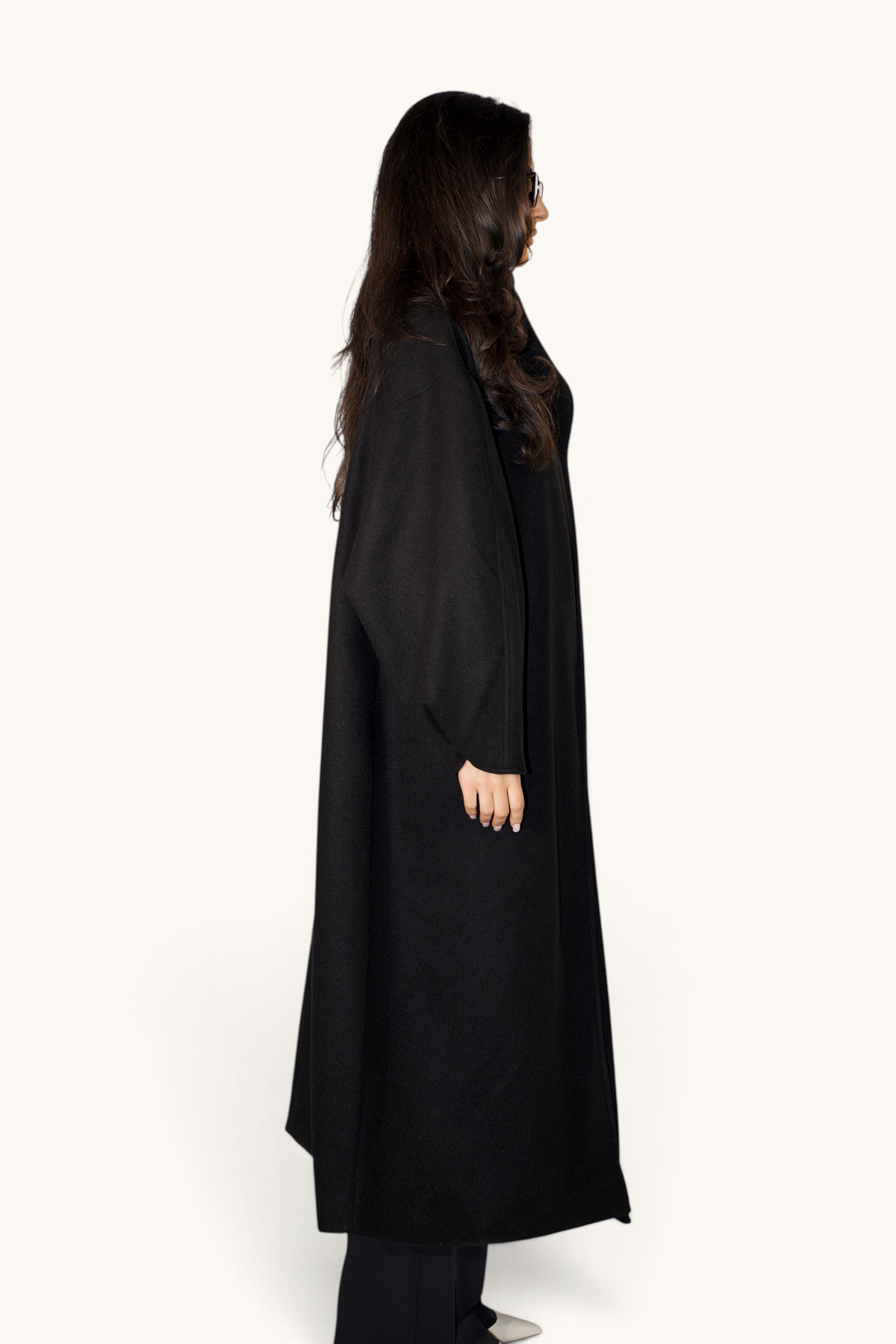 Schwarzer oversized Mantel von LOSYANA, lang geschnitten mit lockerer Passform, auf einem Model getragen.