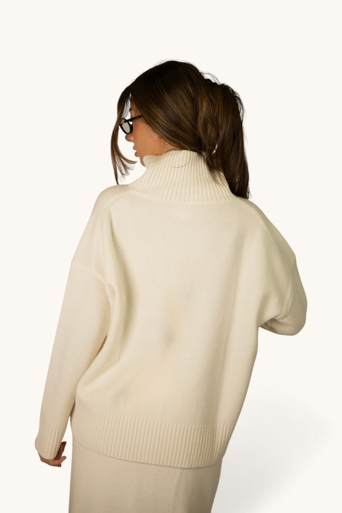 LOSYANA Wollpullover in Cream mit Stehkragen, locker geschnitten aus 100% Wolle, Rückansicht an einem Model