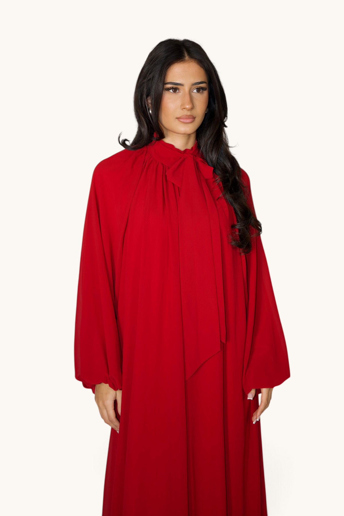 LOSYANA rotes Maxikleid aus Chiffon mit Ballonärmeln und Bindekragen an einem Model