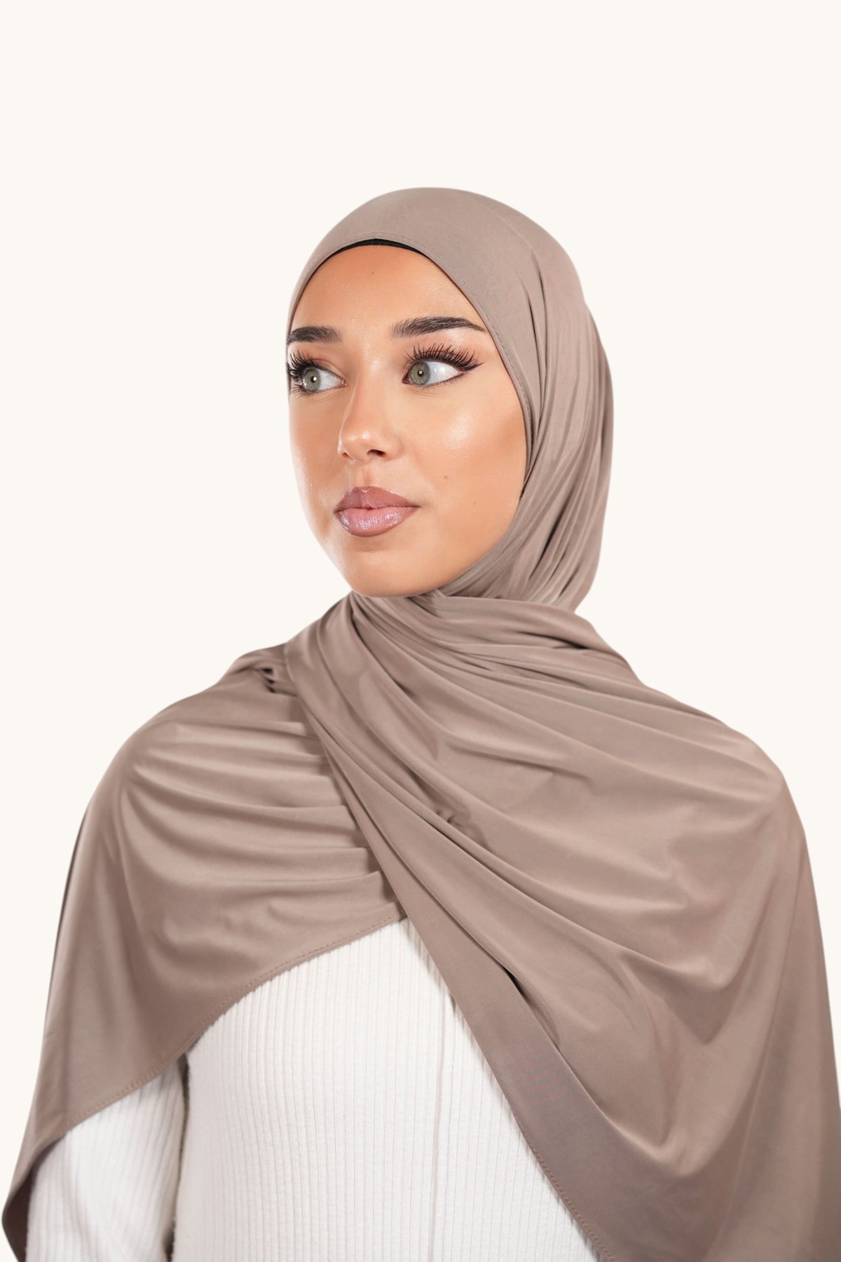 Hellbeige Liquid Jersey Hijab von Losyana.Shop, leichter und fließender Stoff, modisches Kopftuch für Damen.