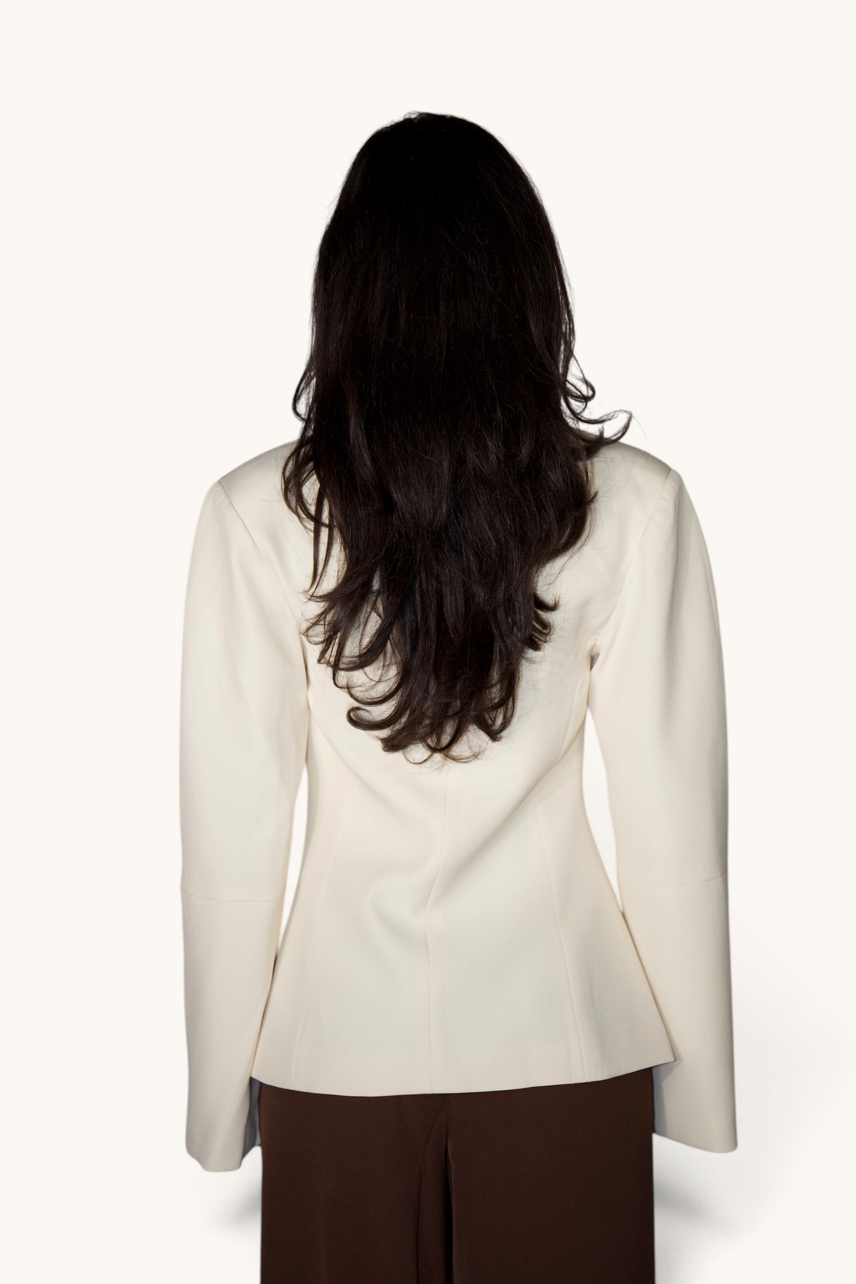Elegante ivoryfarbene Jacke von LOSYANA mit Karabinern, leichte Blazer-Style, modisch und vielseitig für Damenmode.