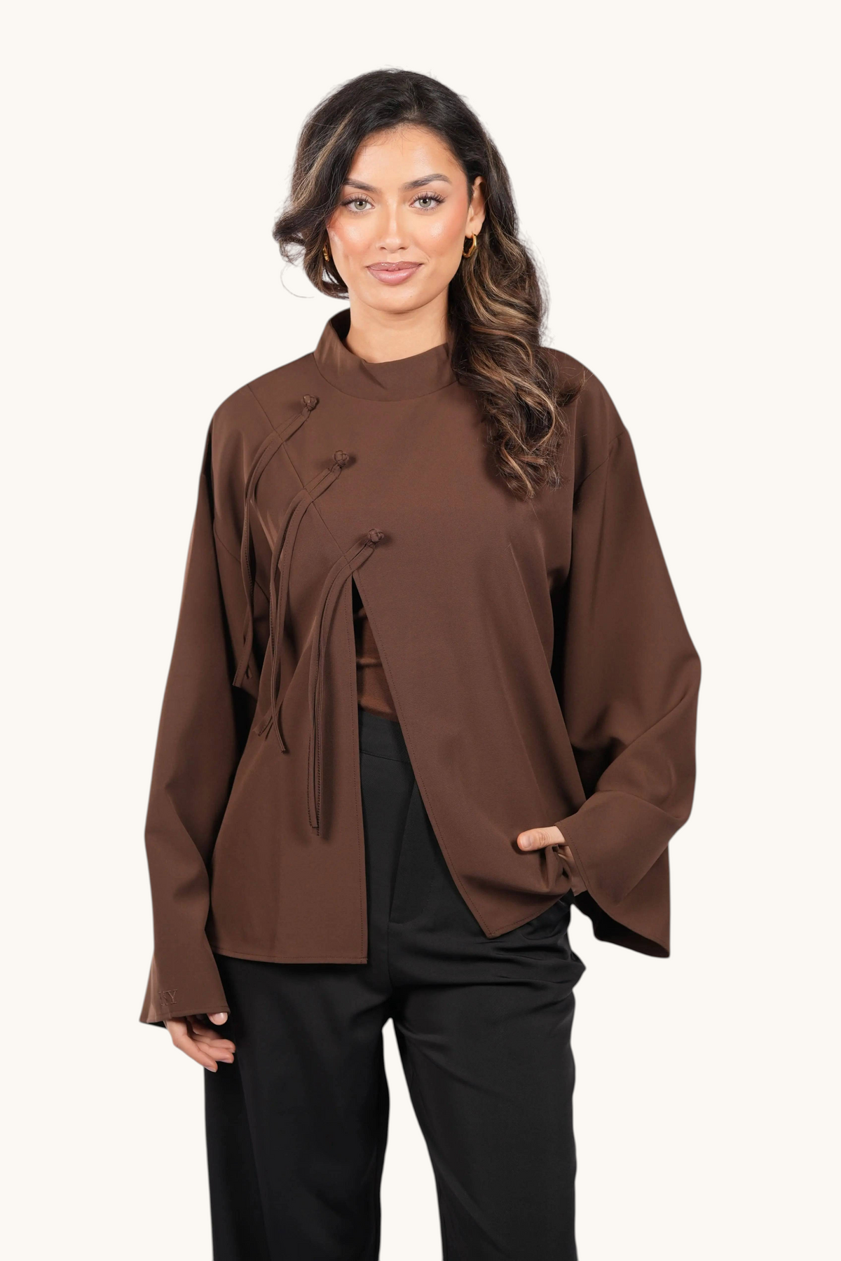 Dunkelbraunes Losyana.Shop Oberteil "The Legacy Shirt" aus weichem Stoff, Nahaufnahme der Textur und Passform.