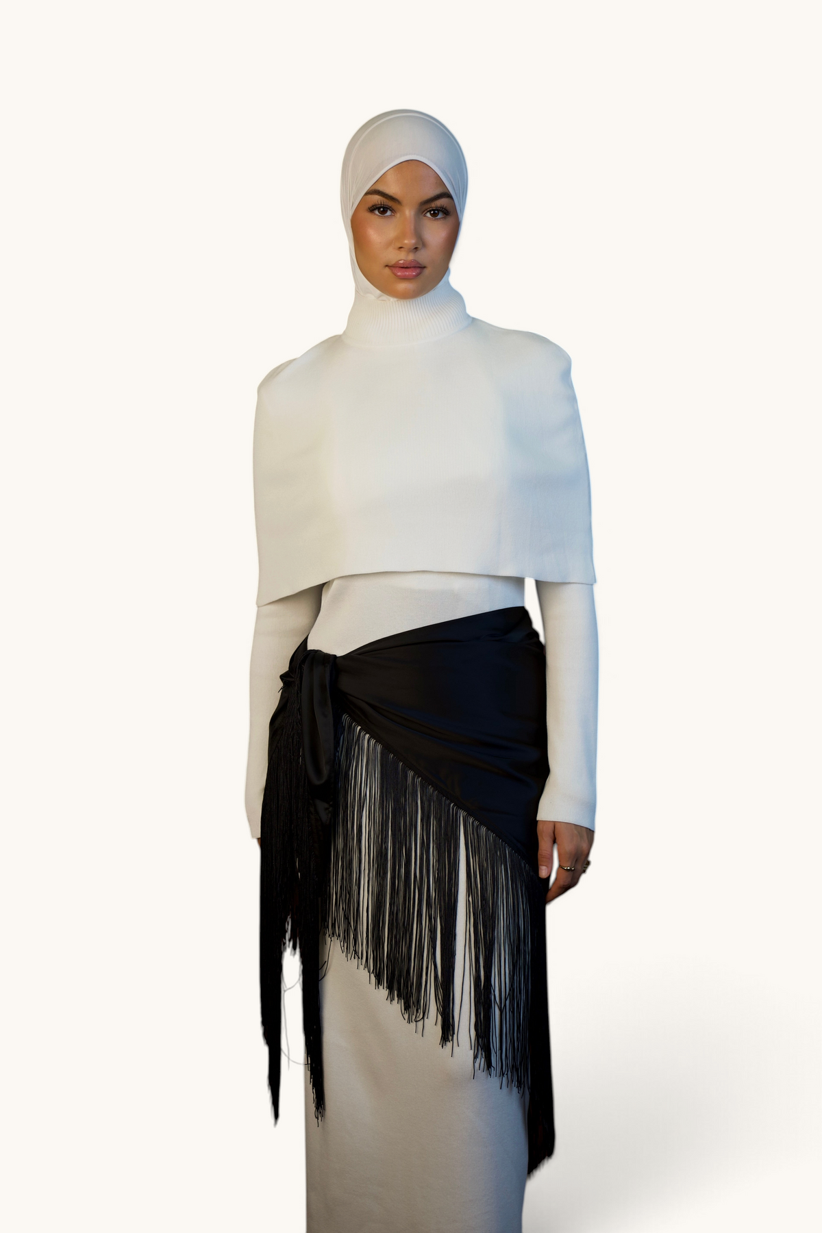 Schwarzes Fransen-Cape von LOSYANA, elegantes Oberteil mit fransenbesetztem Design, auf einem weißen Hintergrund fotografiert.