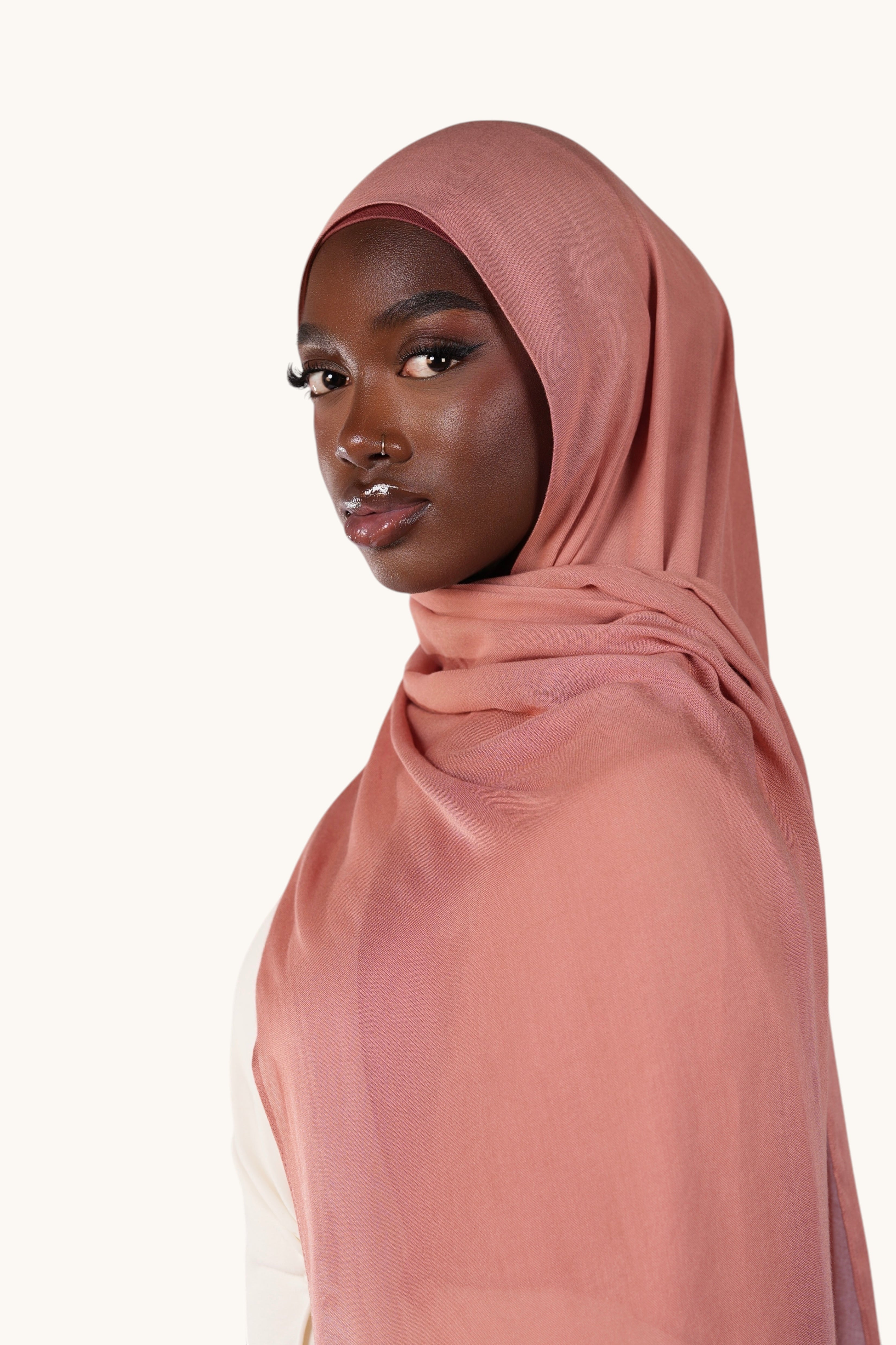 Leichter Modal-Hijab von LOSYANA in dusty rose, weich und angenehm, zeigt den schlichten, stilvollen Stoff in Nahaufnahme.