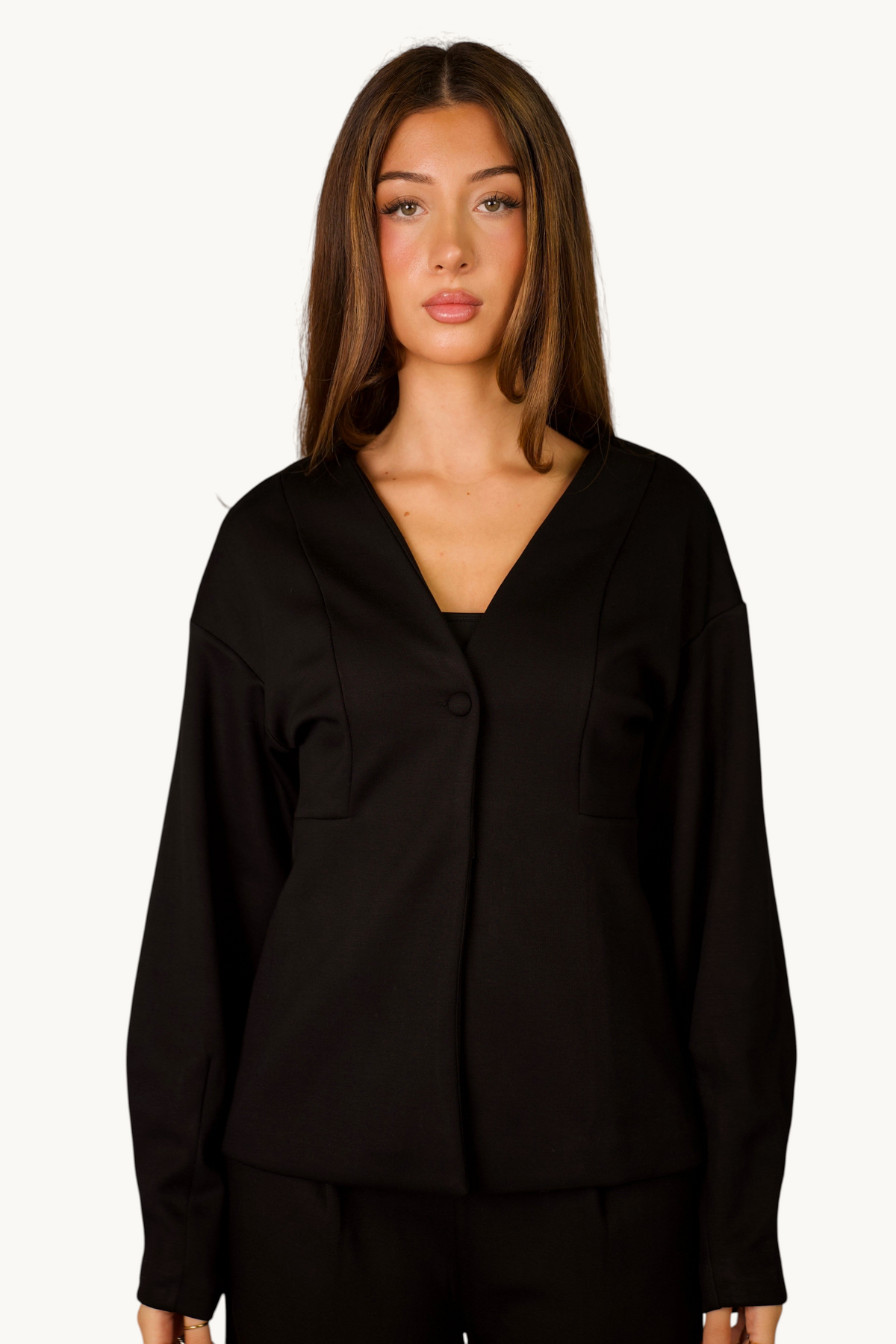 Schwarzer weicher Blazer von Losyana.Shop, elegantes Oberteil mit gepflegtem Schnitt und feiner Stoffstruktur.