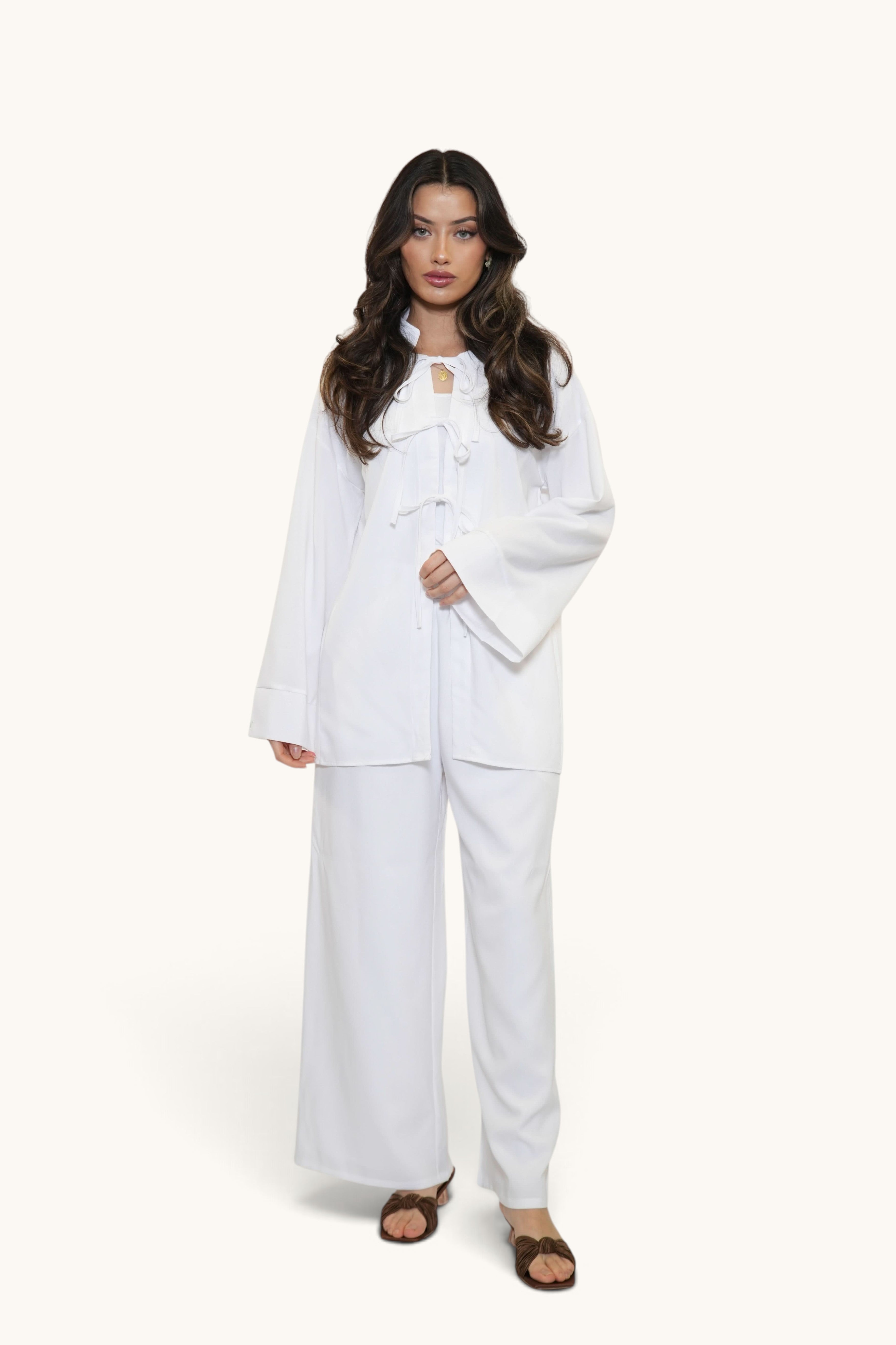 Weißes Losyana.Shop Positano Ease Set Zweiteiler aus weichem Stoff, zeigt Oberteil und Hose, bequemes Loungewear-Design.