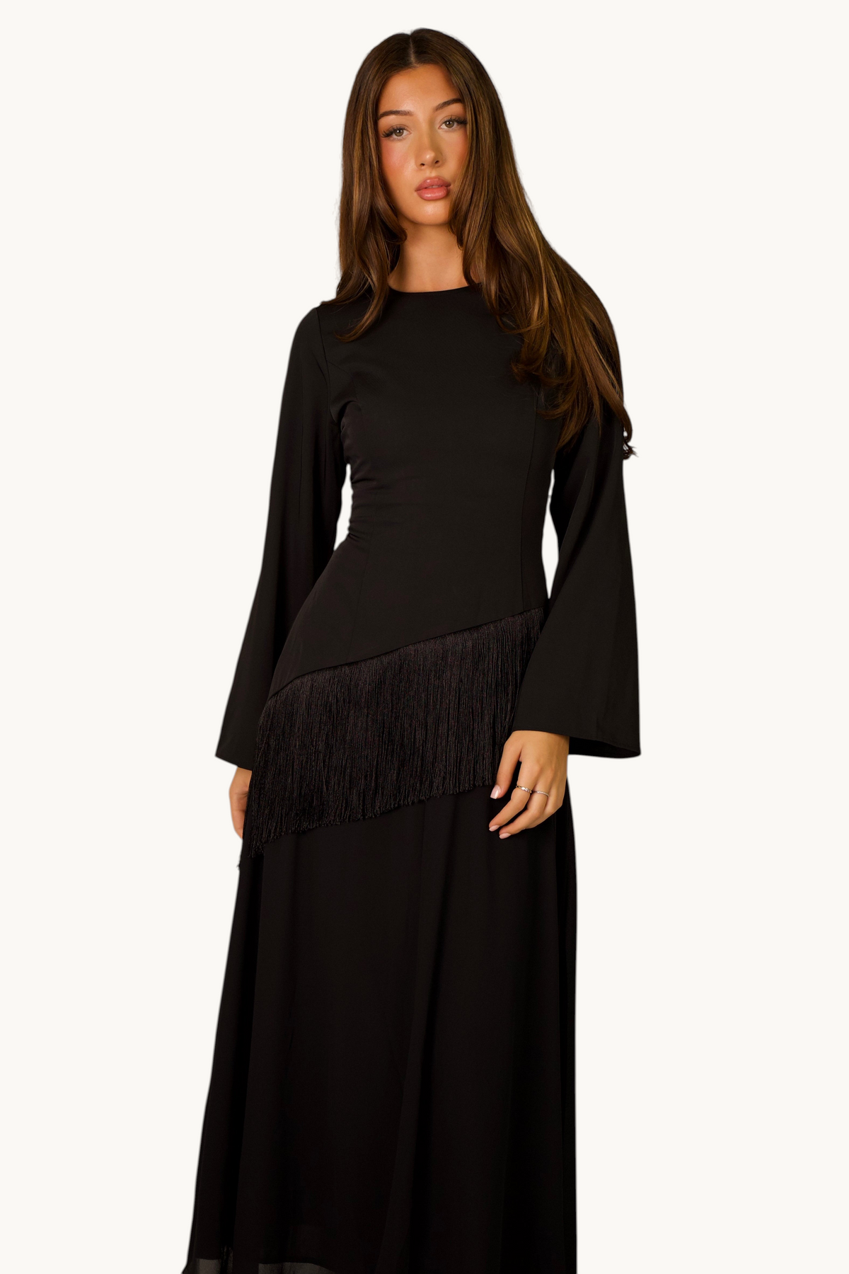 LOSYANA schwarzes Maxikleid mit Corset-Oberteil, langen Ärmeln und elegantem asymmetrischem Fransen-Detail an der Hüfte