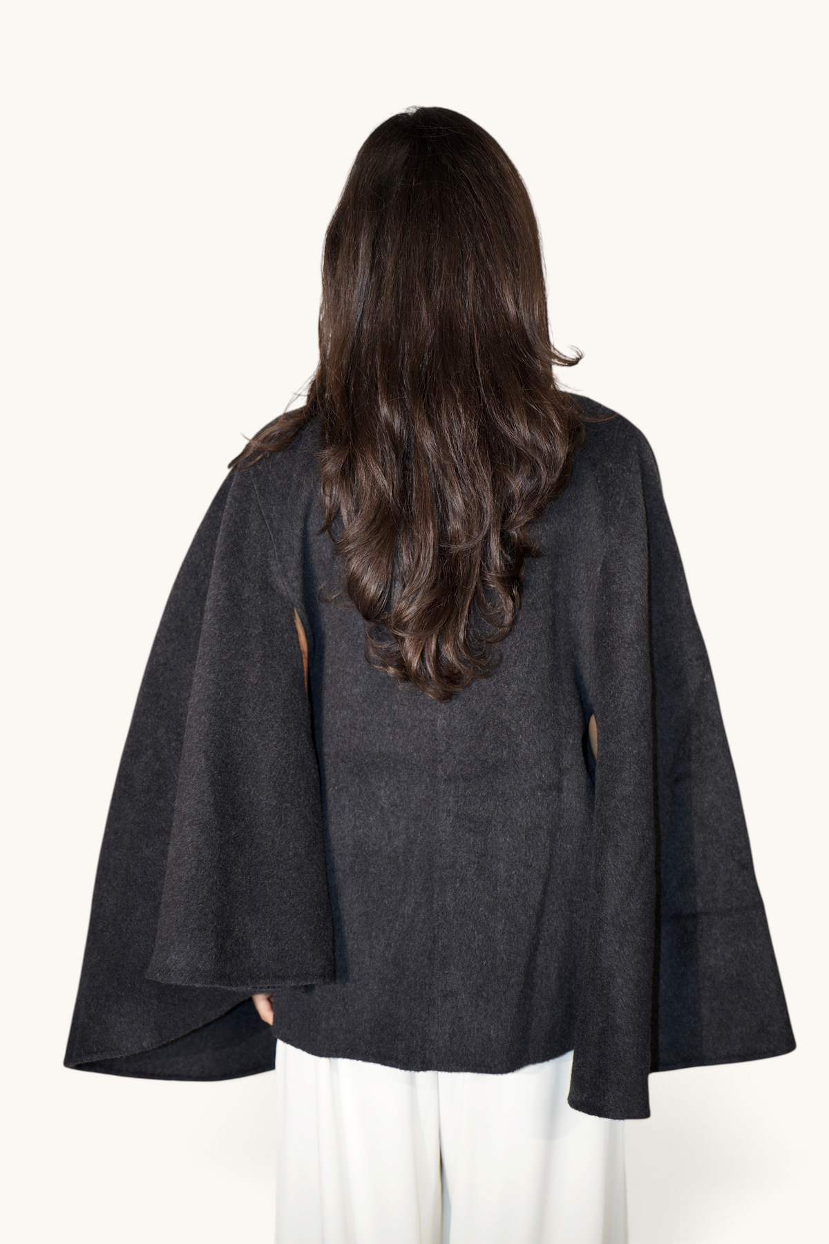 Dunkelgraue Wollcape Jacke von LOSYANA, warme und elegante Outerwear mit minimalistischer Optik, sichtbar getragen auf dem Model.