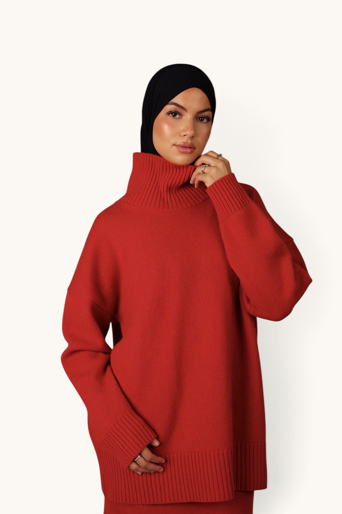 LOSYANA Wollpullover in Rot mit hohem Stehkragen und lockerer Passform, getragen von einem Model mit schwarzem Hijab.