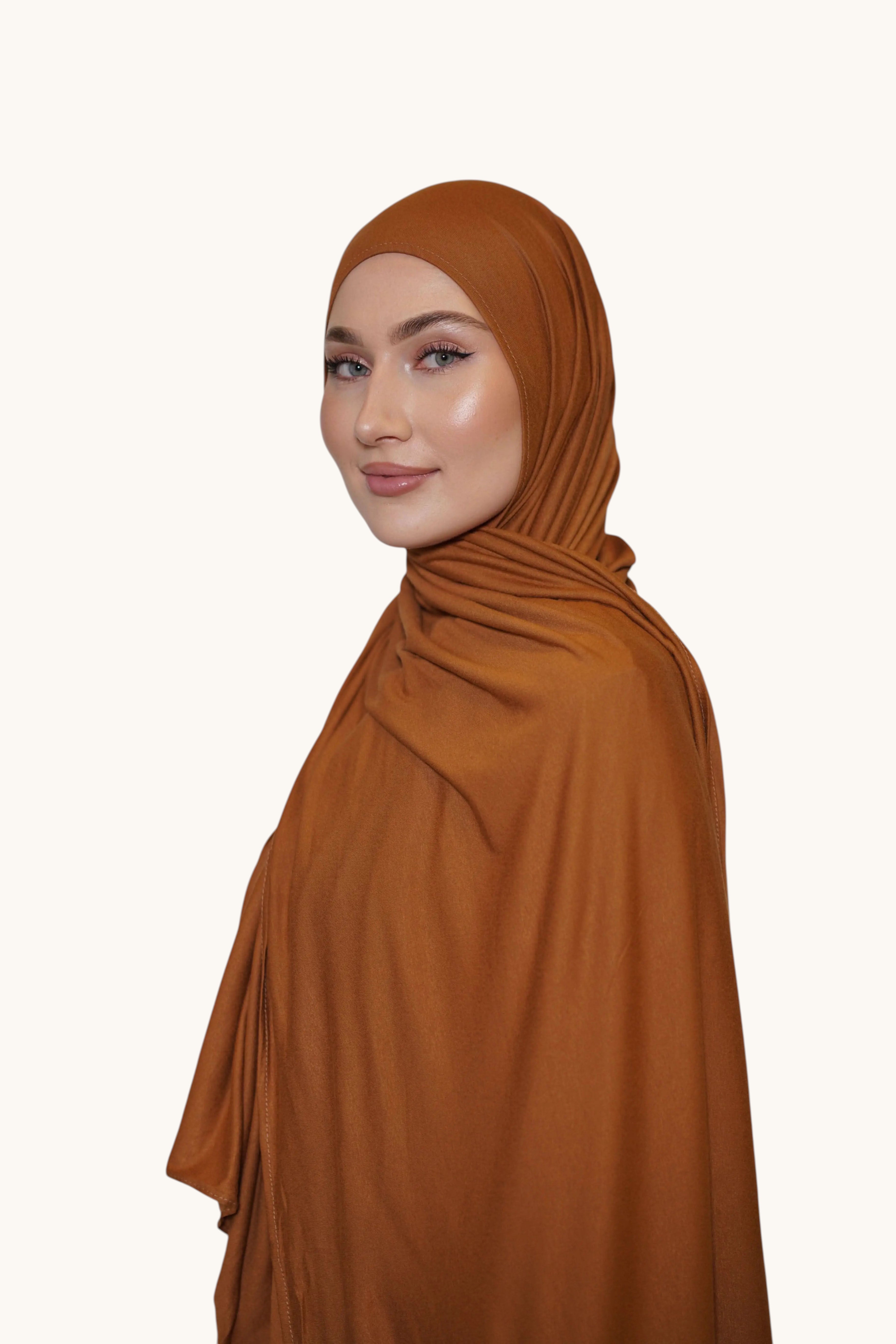 Weiches caramelfarbenes Losyana.Shop Jersey aus Baumwolle, Nahaufnahme des bequemen Stoffes und feiner Textur.