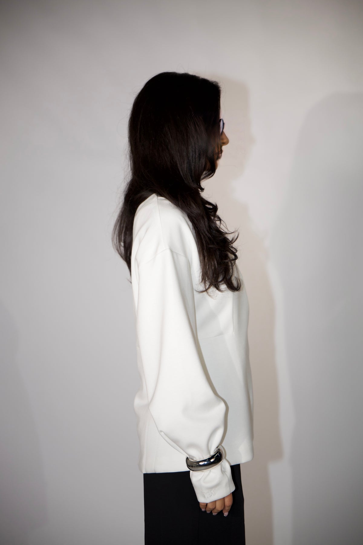 Weicher weißer Blazer von Losyana.Shop, elegantes Oberteil mit stilvollem Schnitt und feiner Textur, perfekt für formelle Anlässe.