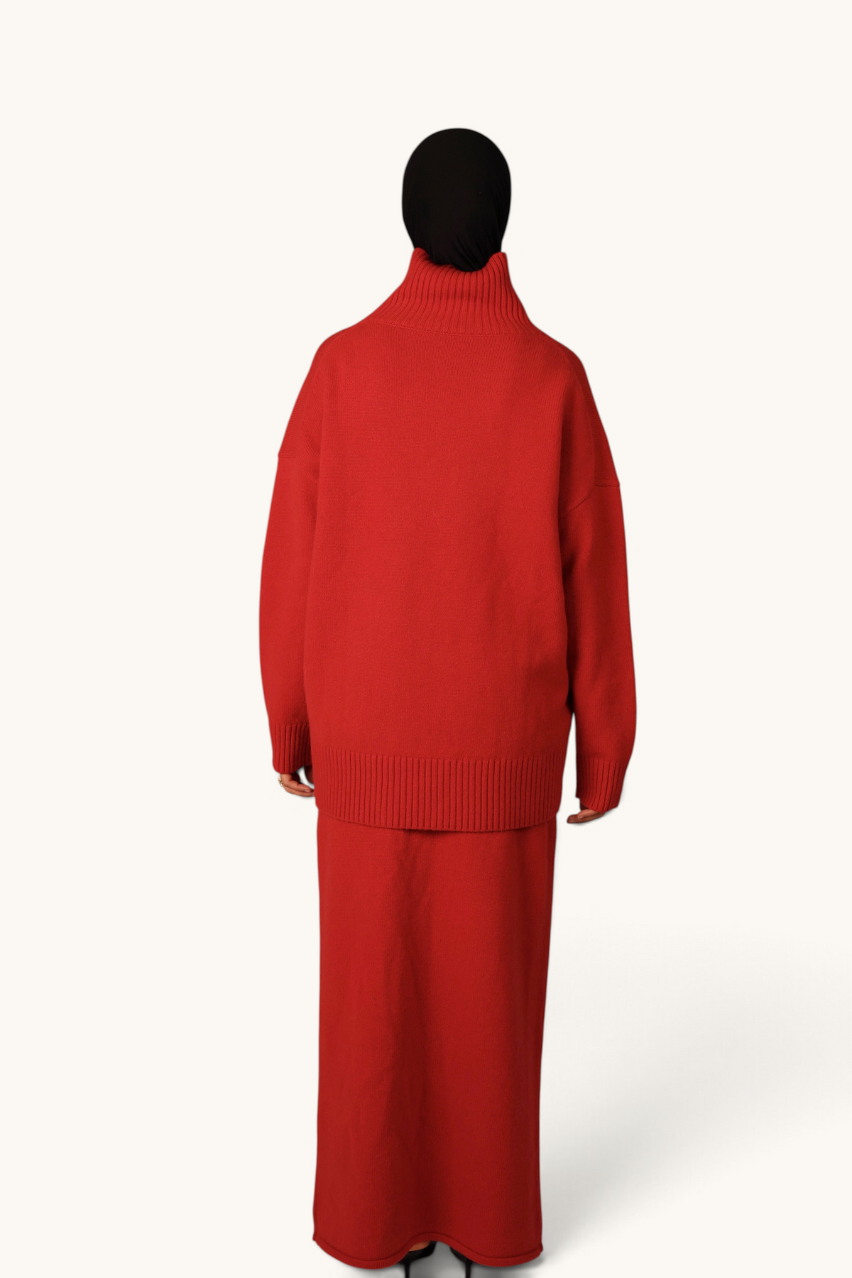 LOSYANA Wollpullover in Rot mit Stehkragen und lockerem Schnitt, getragen als Set mit passendem Rock von hinten