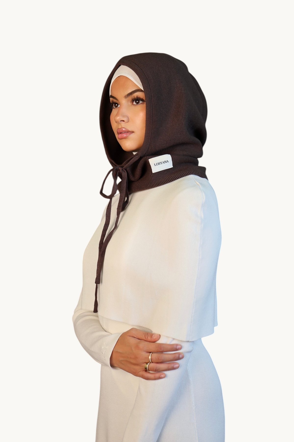 LOSYANA Balaclava in Espresso-Braun mit Kordelzug, getragen von einem Model in weißem Oberteil