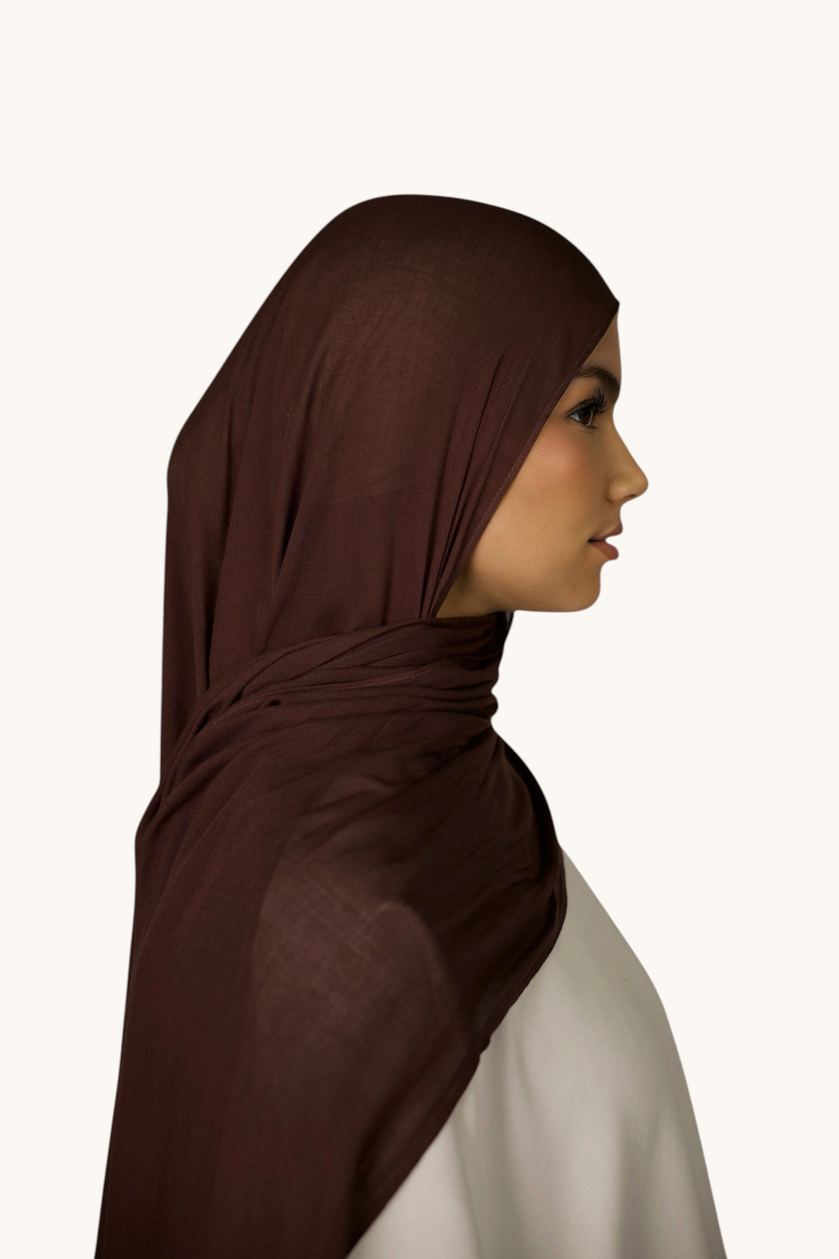 LOSYANA leichter Modal Hijab in Espresso Braun, getragen von einem Model in Seitenansicht für einen eleganten Look.