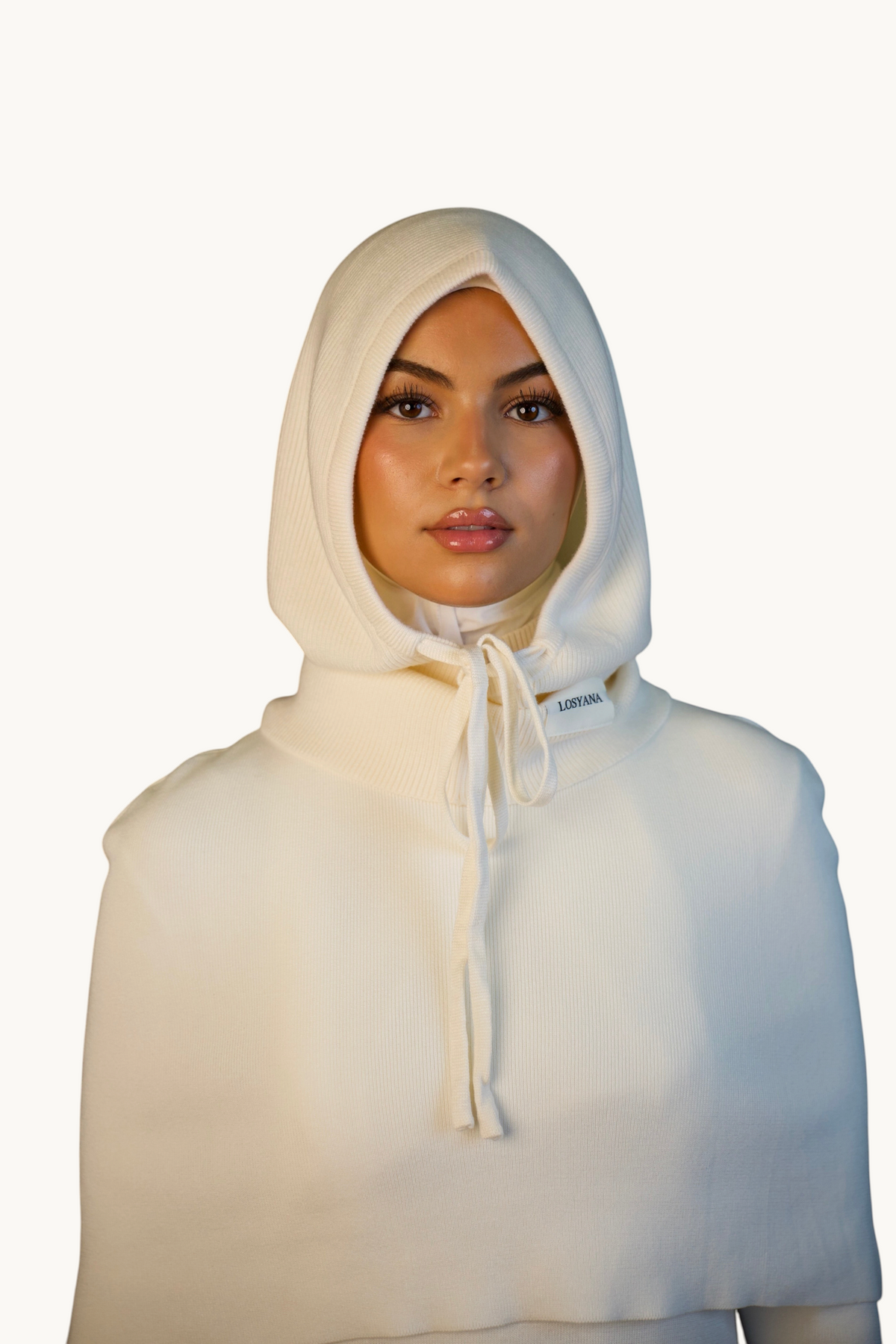 LOSYANA Balaclava in Creme aus weichem Strick mit Kapuze, Kordelzug und lockerer Passform an einem Model