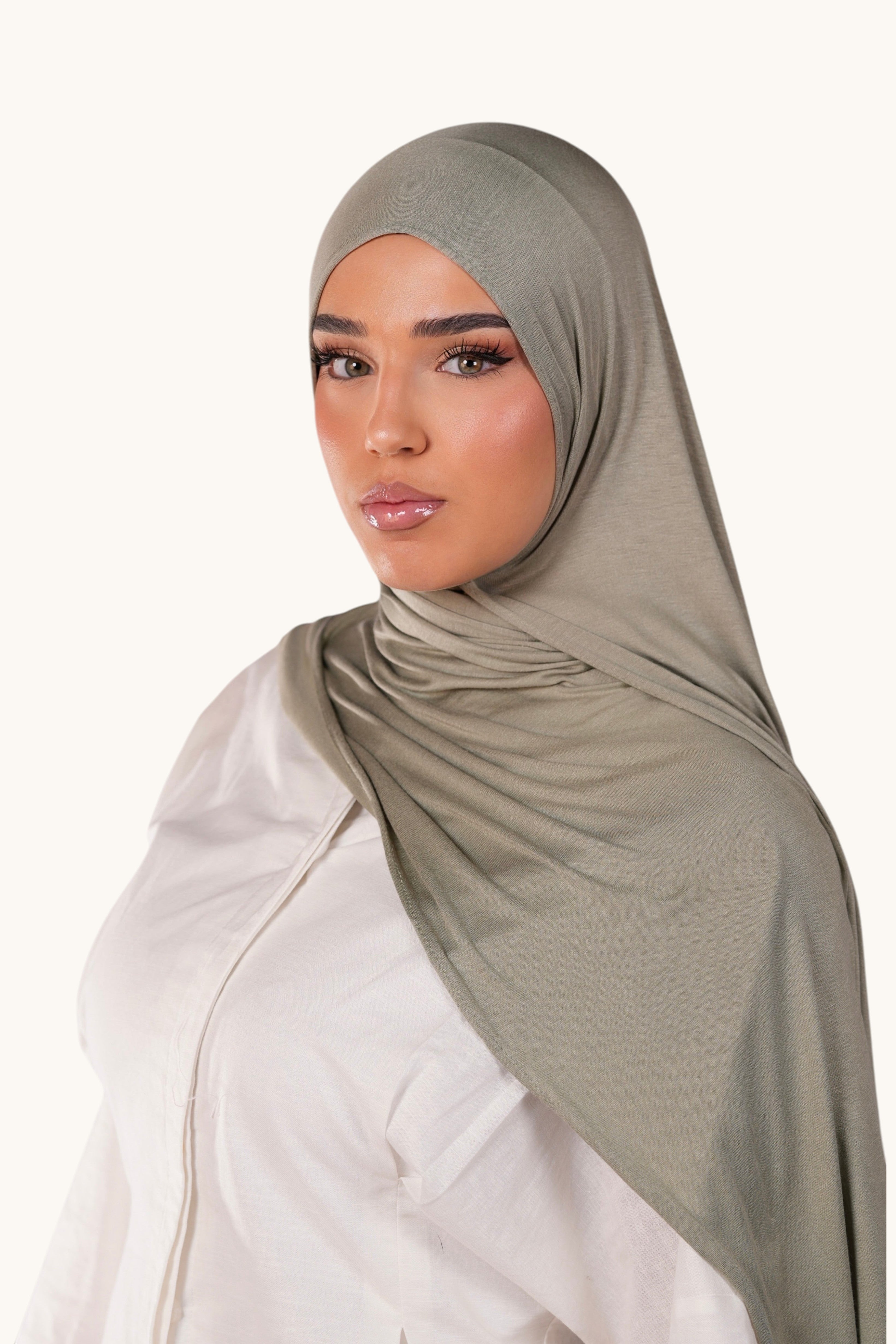 Weiches Bambus-Jersey mit Palmendruck, ideal für nachhaltige Kleidung, sichtbar in der Produktaufnahme.