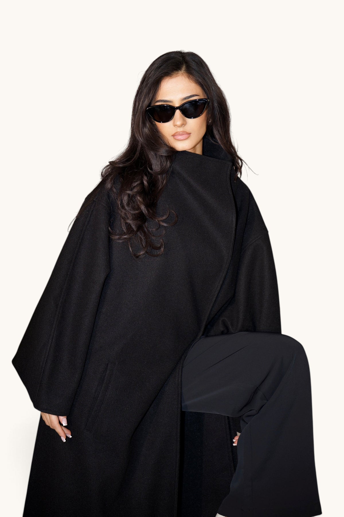 Großer schwarzer Mantel von LOSYANA, oversized Stil, mit breiten Revers und lockerer Passform, aus weichem Stoff.