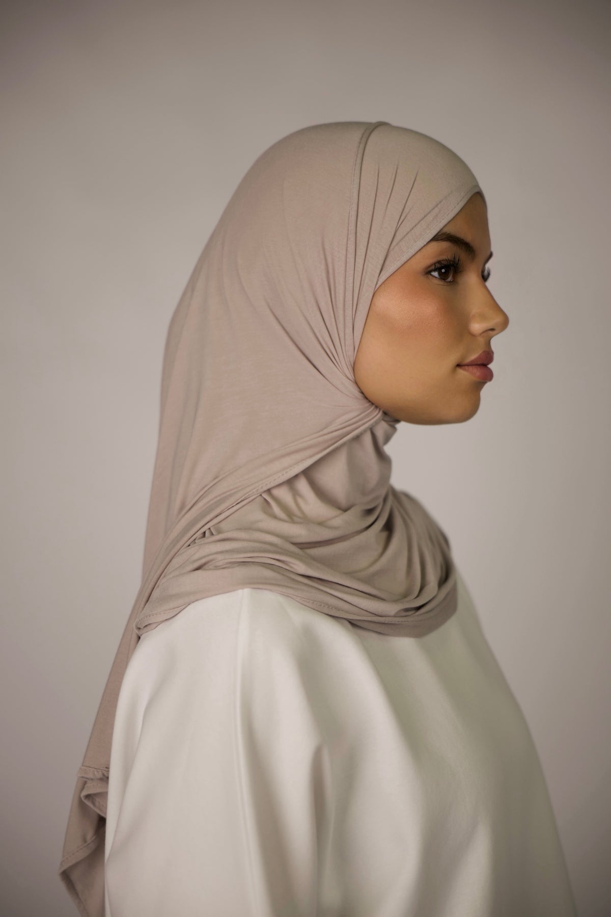 Leichter Breeze Jersey Hijab in Costa Cream von Losyana.Shop, aus weichem Stoff, angenehm zum Tragen, stilvoll und bequem.