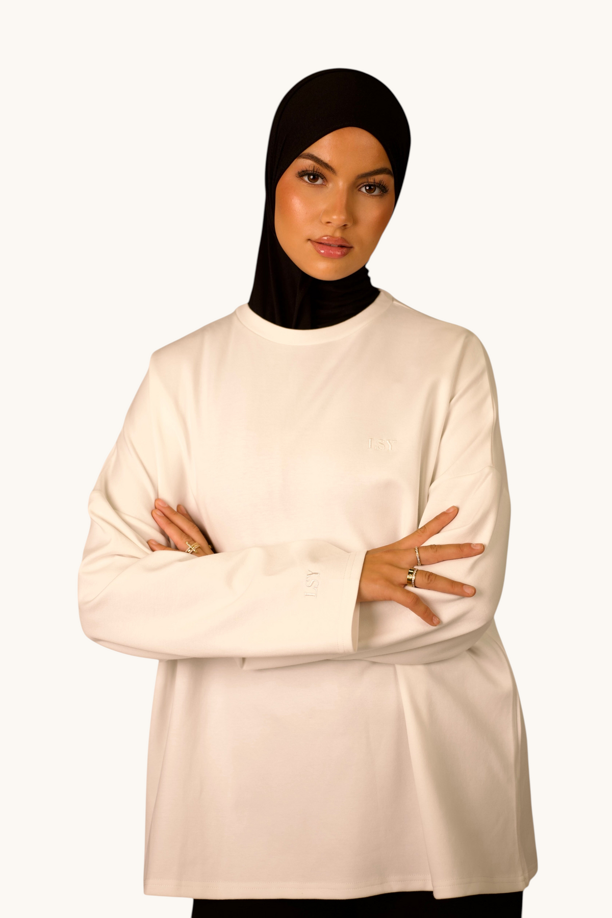 LOSYANA LSY Langarmshirt in Weiß aus weicher Baumwolle, getragen von einem Model mit schwarzem Hijab.