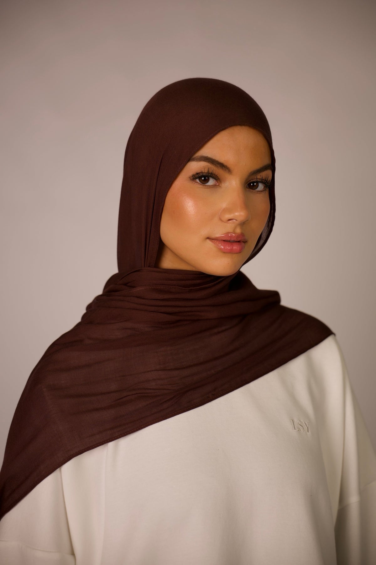 LOSYANA Hijab aus leichtem, espresso-braunem Modal-Stoff, getragen von einem Model mit passender Unterkappe