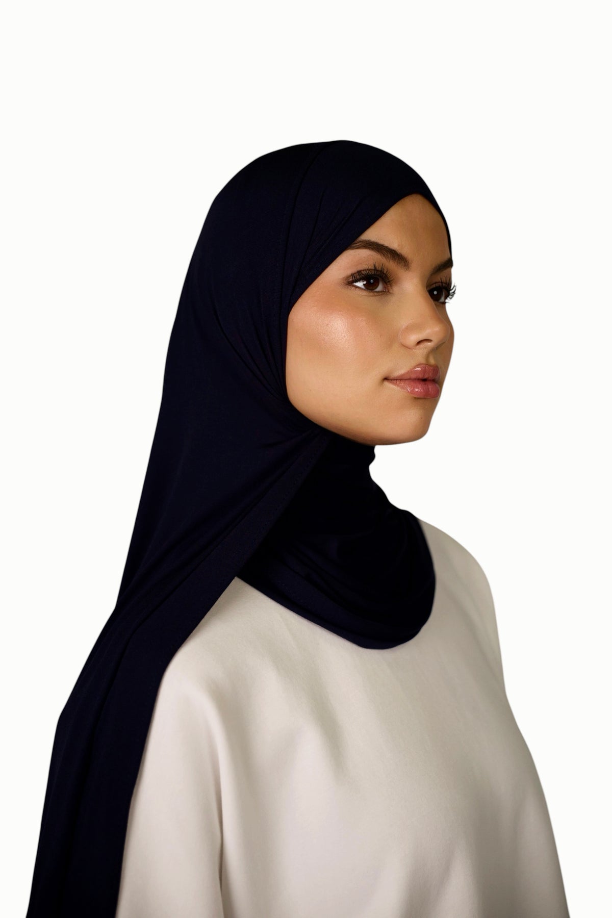 Schwarzer Breeze Jersey Hijab von Losyana.Shop, weiches und bequemes Kopftuch aus Jersey-Stoff, passend für den Alltag.