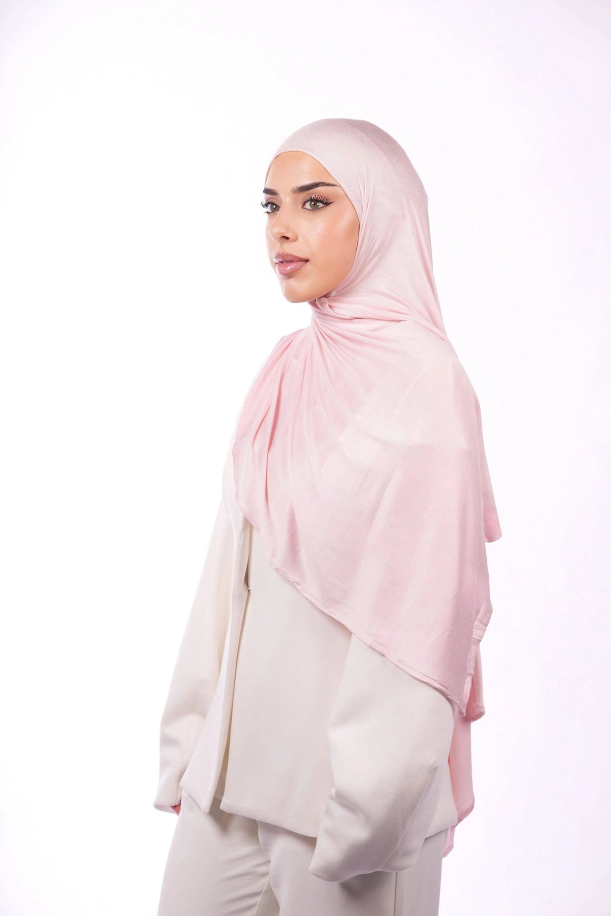 Weiches Bamboo Jersey in hellem Rosé von Losyana.Shop, zeigt den flauschigen Stoff und den lockeren Schnitt.