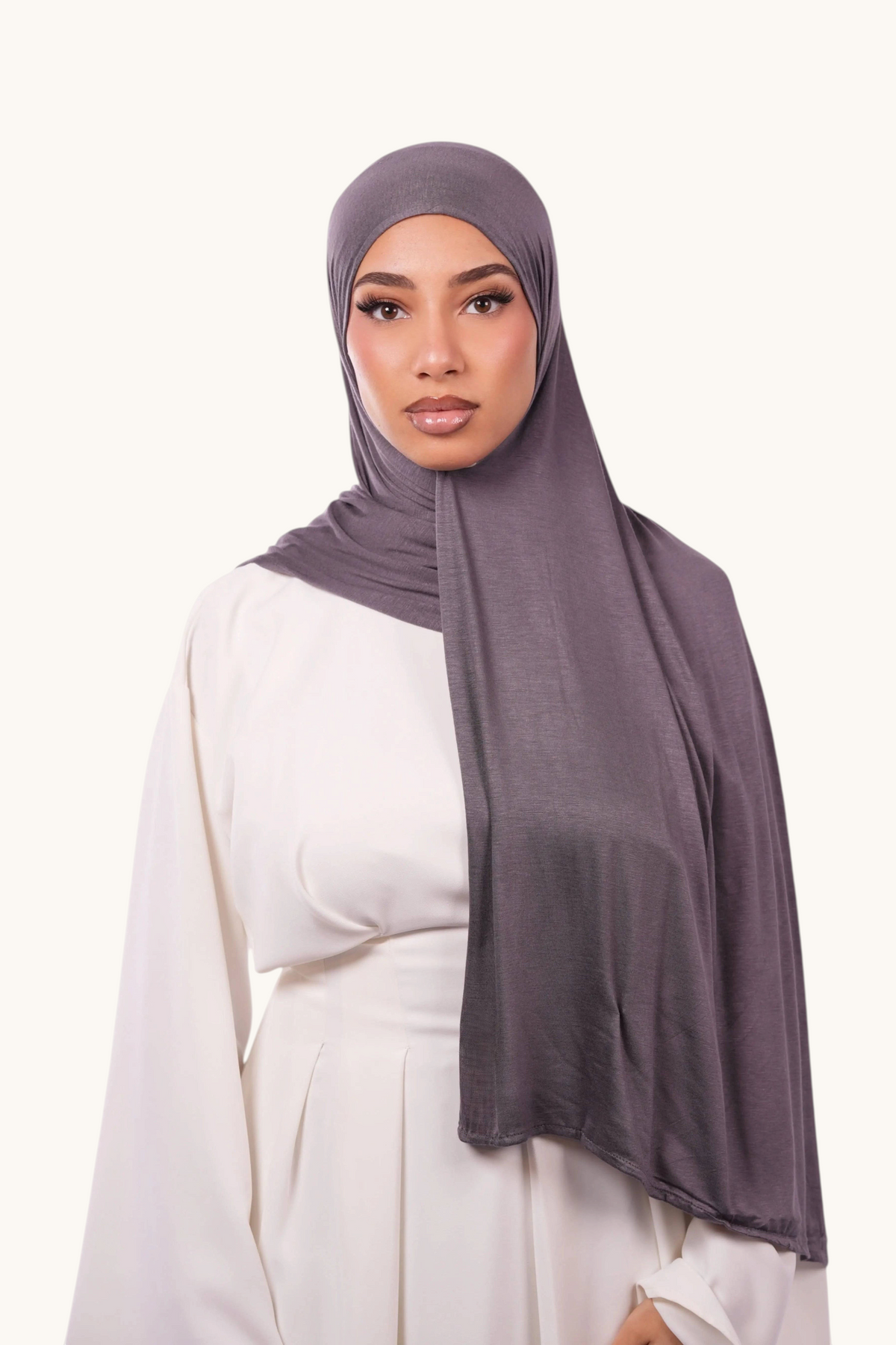 Dunkelgraues Bamboo Jersey von Losyana.Shop, weiches Bio-Baumwollstoff, nahtloses Design und bequemer Schnitt sichtbar